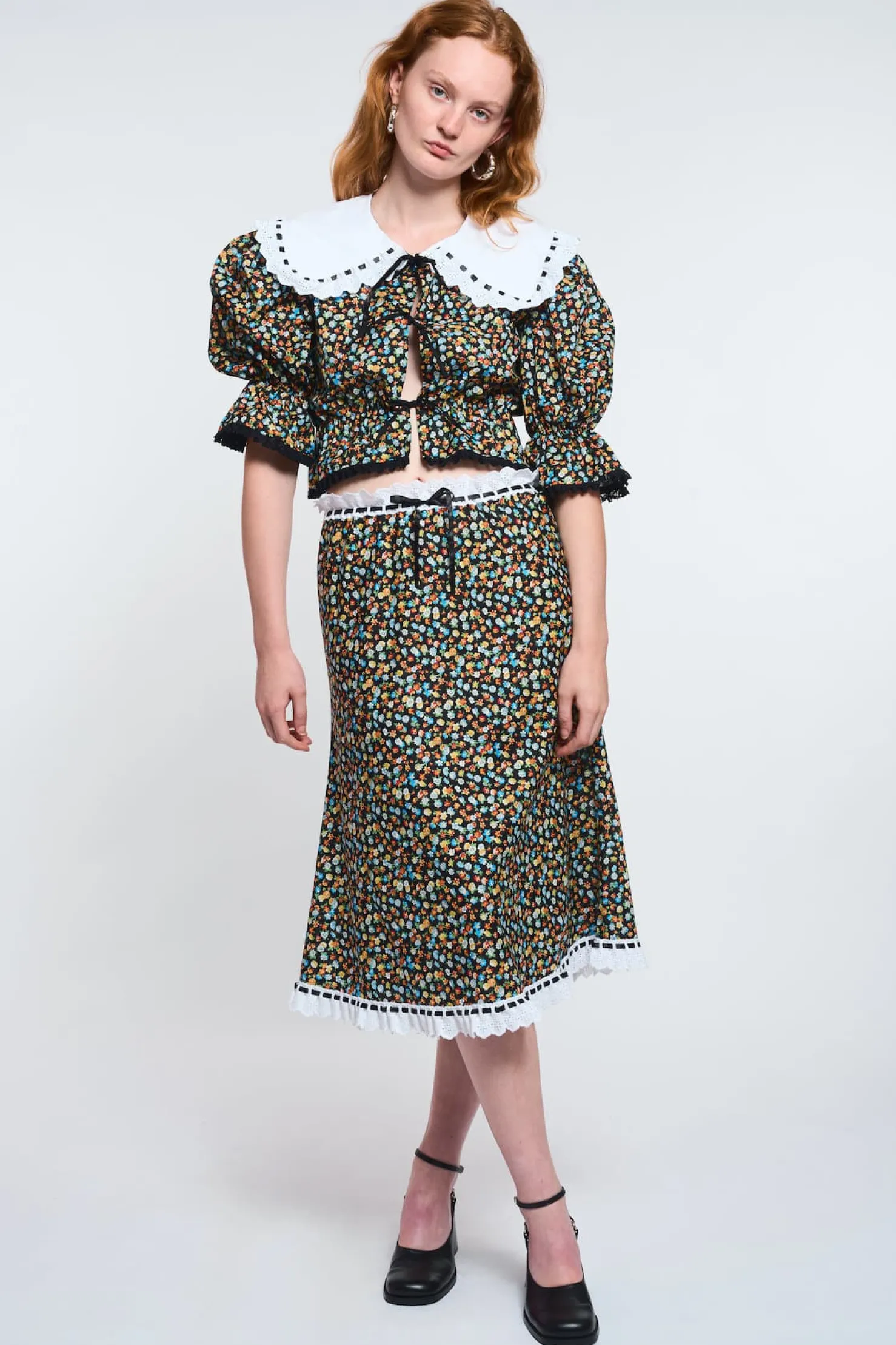 MaisonCléo Blouses>LA POUPETTE DÉFILÉ LOOK 13 – Blouse Angèle en coton fleurie avec bord en dentelle