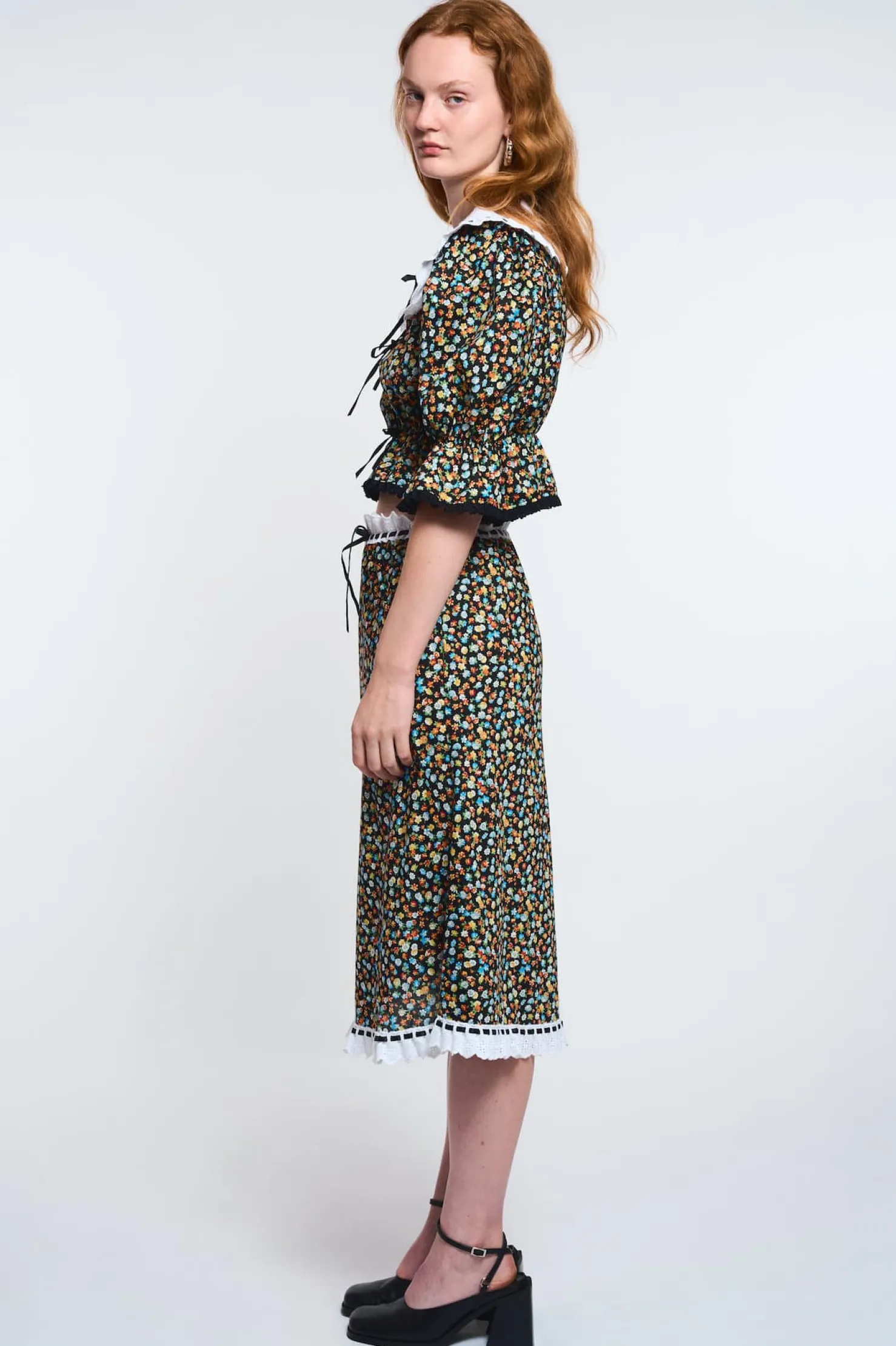 MaisonCléo Blouses>LA POUPETTE DÉFILÉ LOOK 13 – Blouse Angèle en coton fleurie avec bord en dentelle