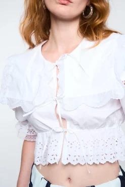 MaisonCléo Blouses|Tops>LA POUPETTE DÉFILÉ LOOK 14 – Blouse URIELLA en coton blanc avec broderies et dentelle