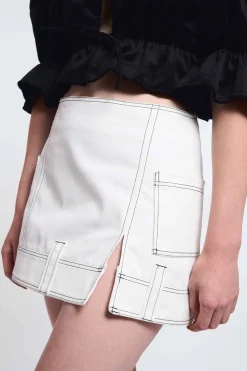 MaisonCléo Jupes>LA POUPETTE DÉFILÉ LOOK 18 – Jupe en denim blanc avec fente et poches LUSIA