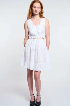 MaisonCléo Robes|Jupes>LA POUPETTE DÉFILÉ LOOK 8 – Jupe midi KRISTELL boutonnée en coton blanc avec broderies
