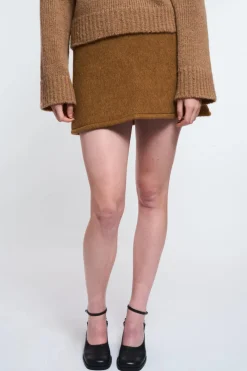 MaisonCléo Jupes>LA POUPETTE DÉFILÉ LOOK 20 – Mini jupe en laine caramel salé LOUANE