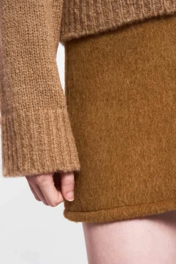MaisonCléo Jupes>LA POUPETTE DÉFILÉ LOOK 20 – Mini jupe en laine caramel salé LOUANE