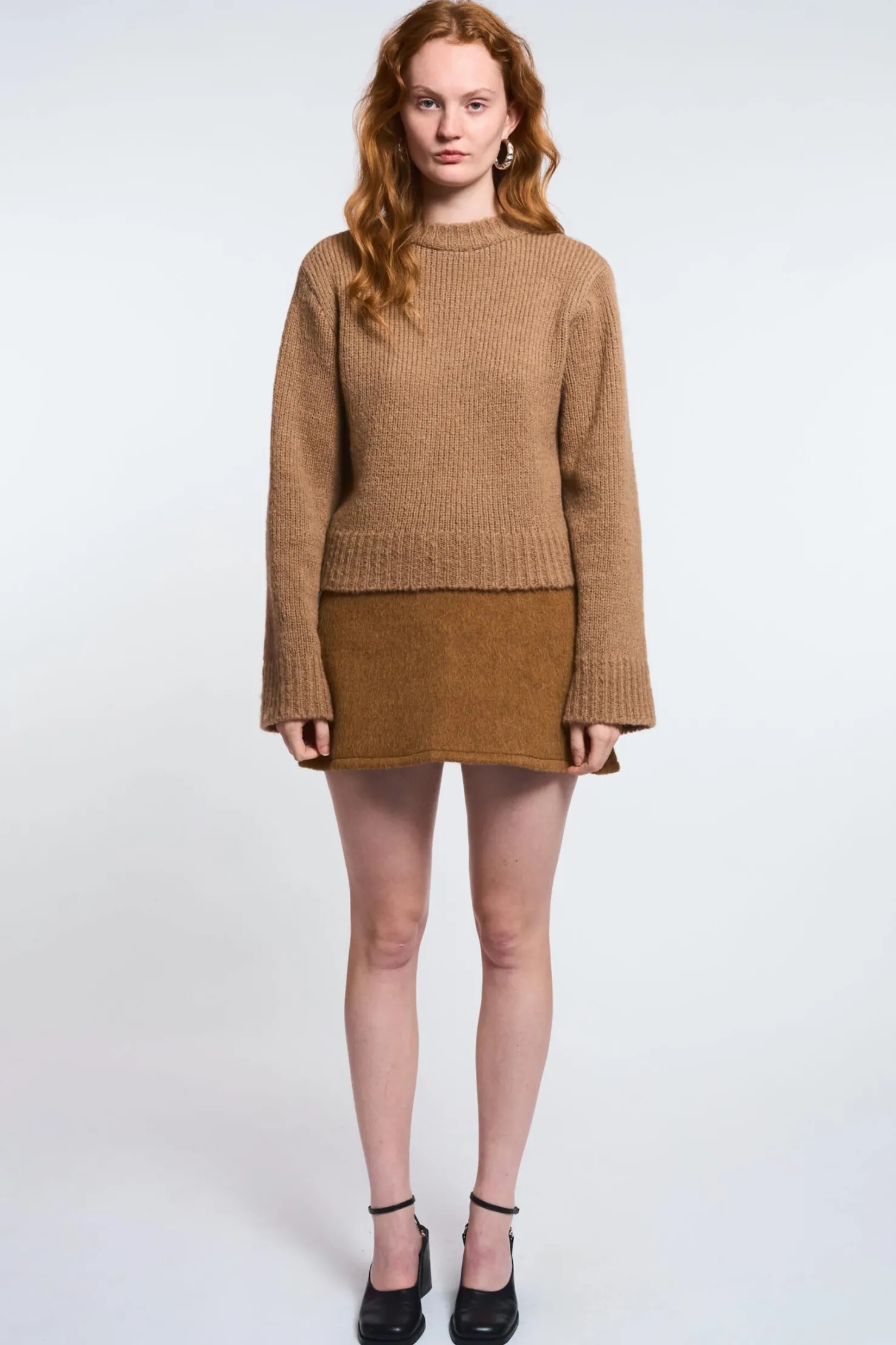 MaisonCléo Jupes>LA POUPETTE DÉFILÉ LOOK 20 – Mini jupe en laine caramel salé LOUANE