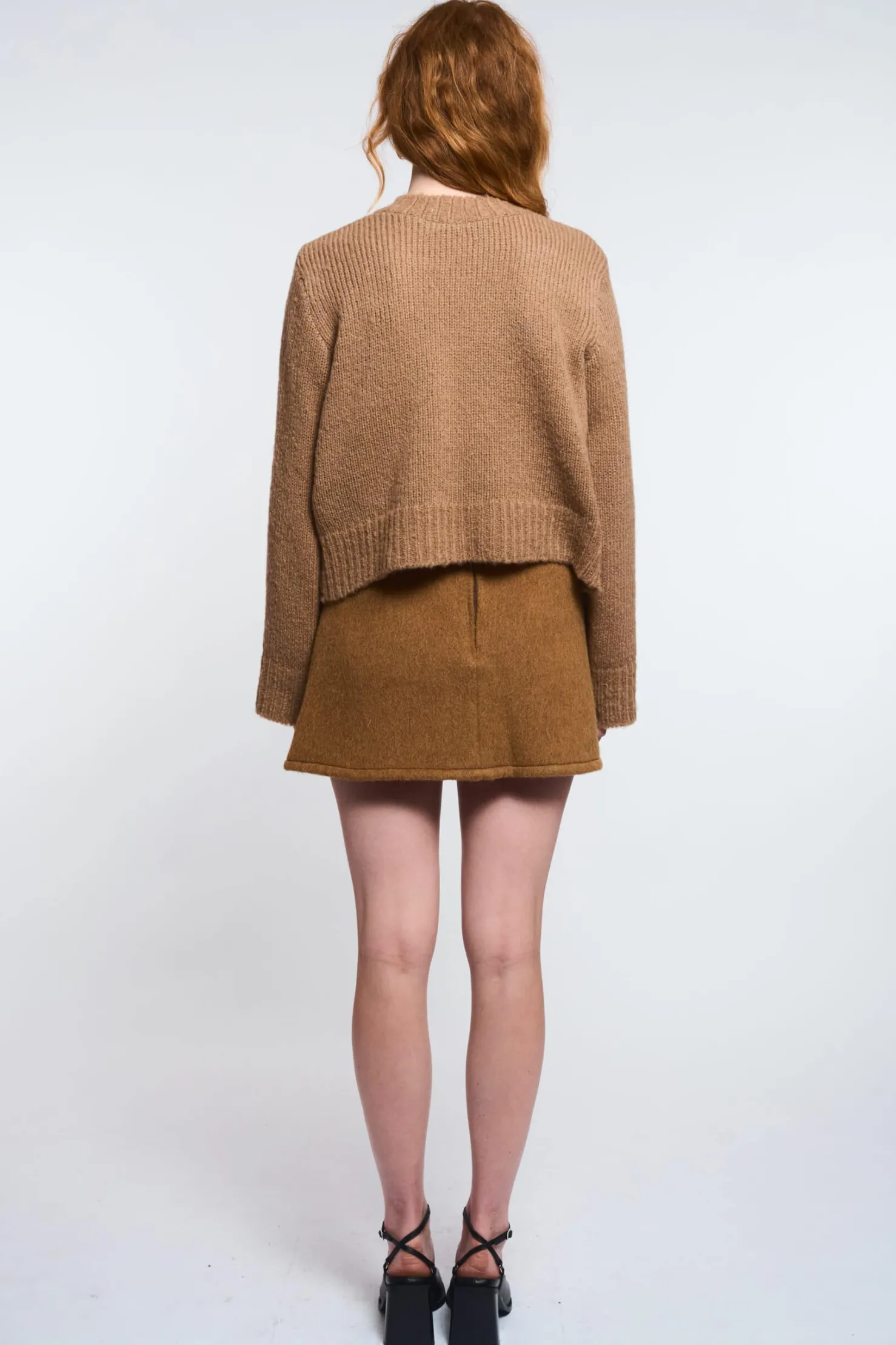 MaisonCléo Jupes>LA POUPETTE DÉFILÉ LOOK 20 – Mini jupe en laine caramel salé LOUANE