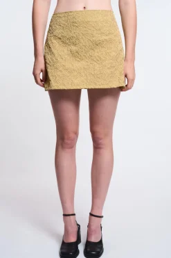 MaisonCléo Jupes>LA POUPETTE DÉFILÉ LOOK 13 – Mini jupe jardin de fleurs texturée jaune olive TEILA