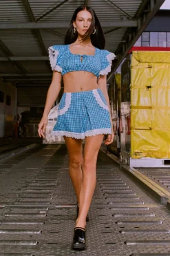 MaisonCléo Jupes>LA POUPETTE DÉFILÉ LOOK 1 – Mini jupe ADENOR plissée bleu azur vichy avec broderies