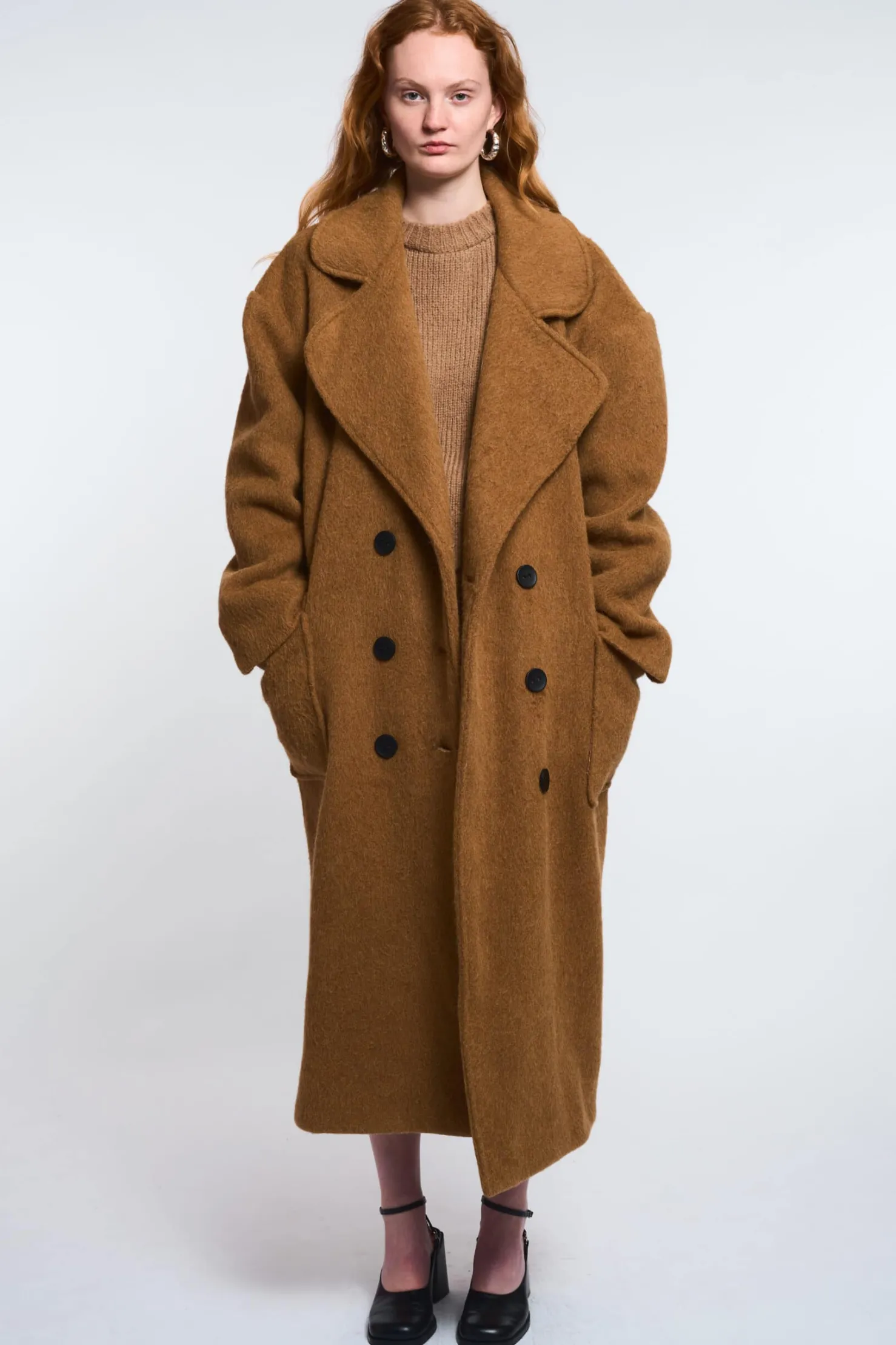 MaisonCléo Vestes / Manteaux>LA POUPETTE DÉFILÉ LOOK 28 – Manteau GUENOLE long marron camel en laine oversize