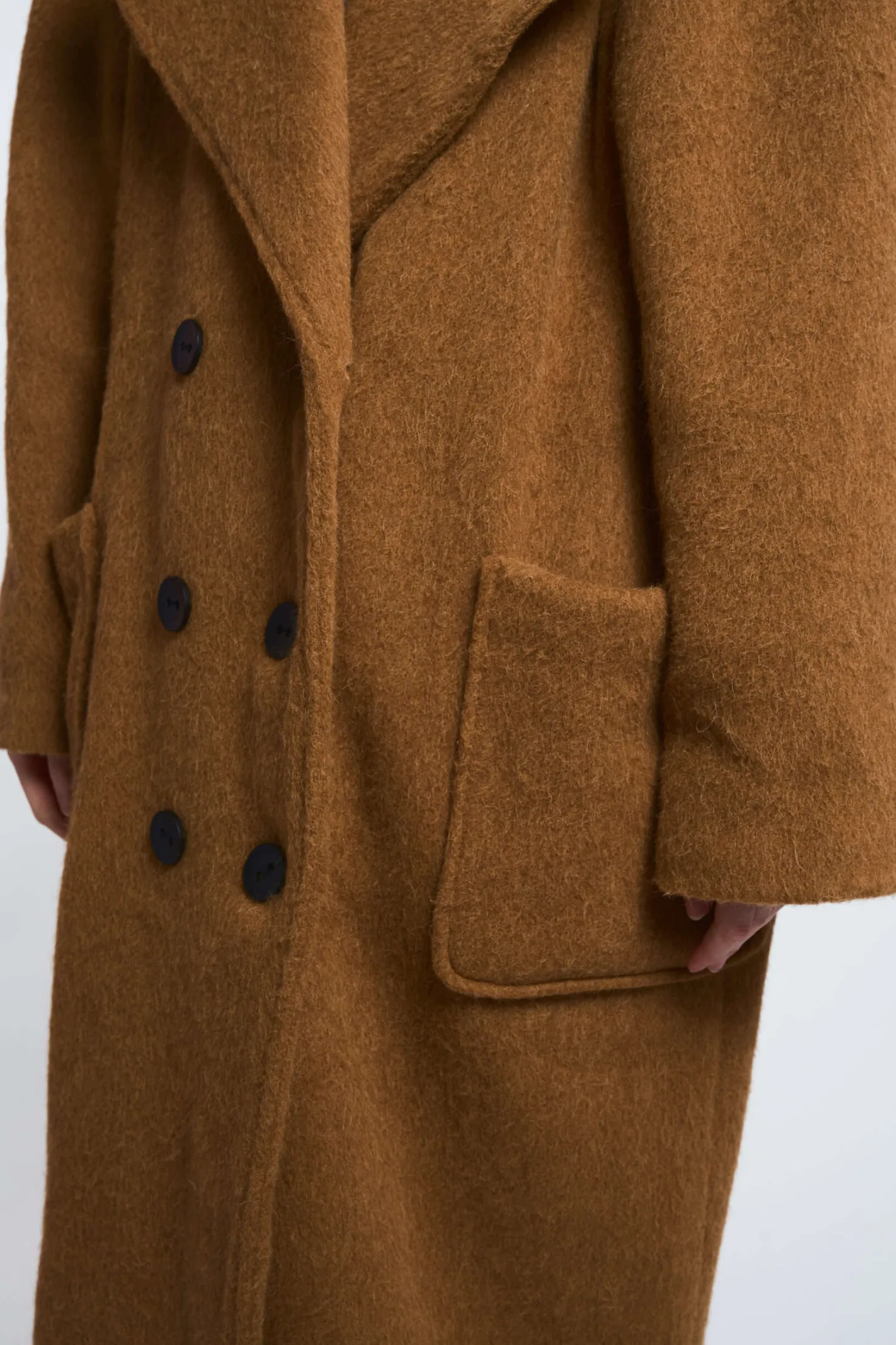 MaisonCléo Vestes / Manteaux>LA POUPETTE DÉFILÉ LOOK 28 – Manteau GUENOLE long marron camel en laine oversize