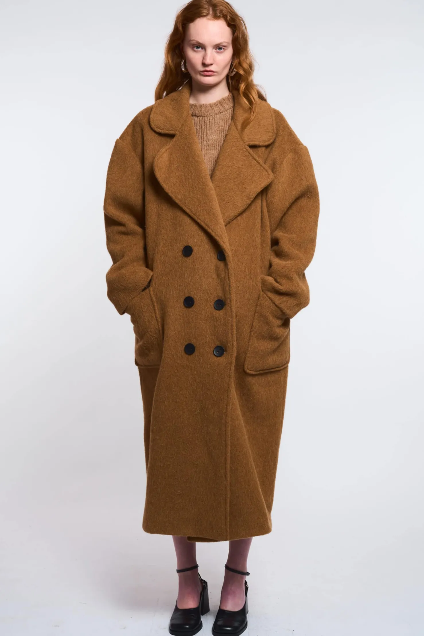 MaisonCléo Vestes / Manteaux>LA POUPETTE DÉFILÉ LOOK 28 – Manteau GUENOLE long marron camel en laine oversize