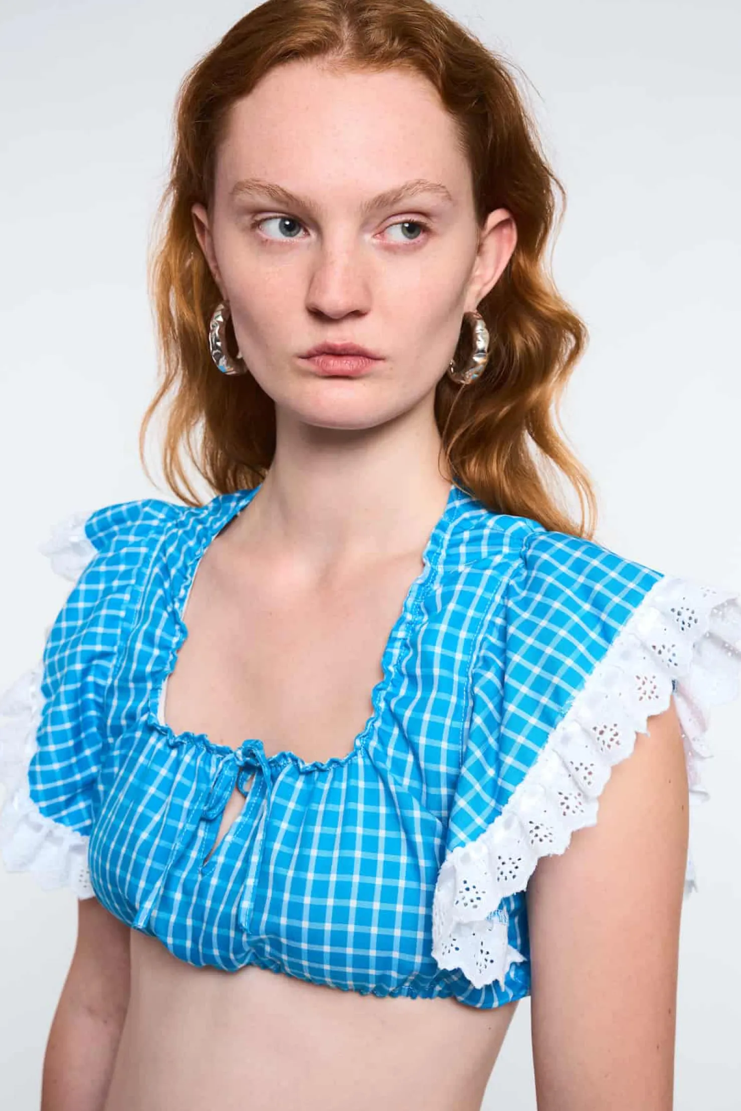 MaisonCléo Tops>LA POUPETTE DÉFILÉ LOOK 1 – Mini top ADELA bleu azur vichy avec broderies