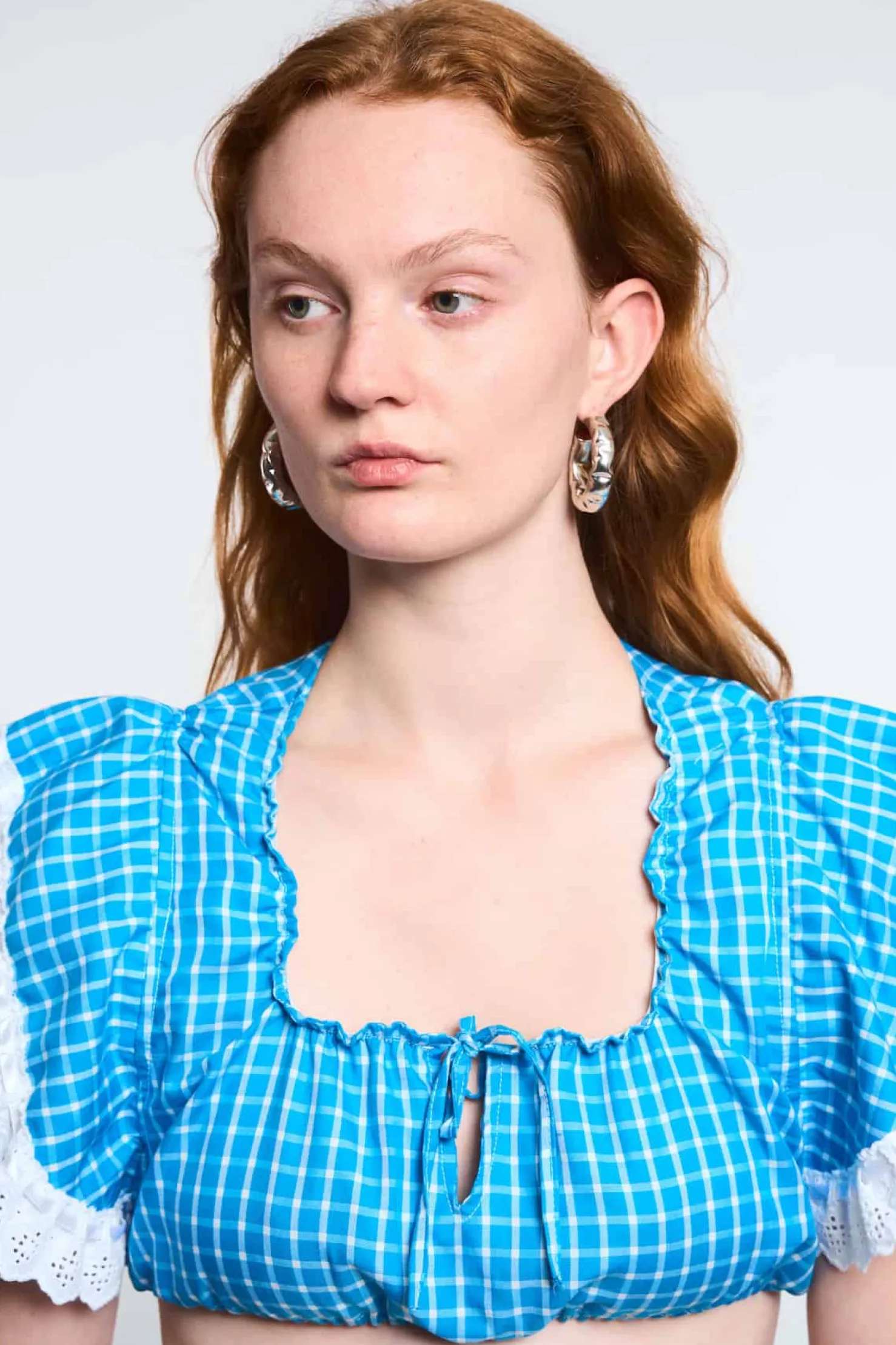 MaisonCléo Tops>LA POUPETTE DÉFILÉ LOOK 1 – Mini top ADELA bleu azur vichy avec broderies