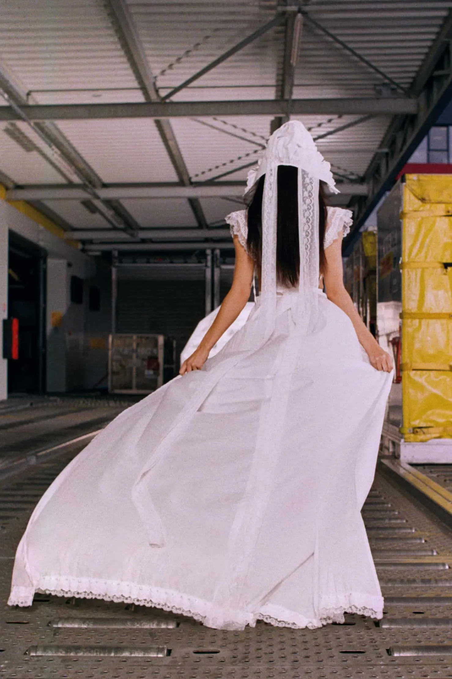 MaisonCléo Robes>LA POUPETTE DÉFILÉ LOOK 35 – Robe de mariée tablier dentelle EWEN en coton blanc