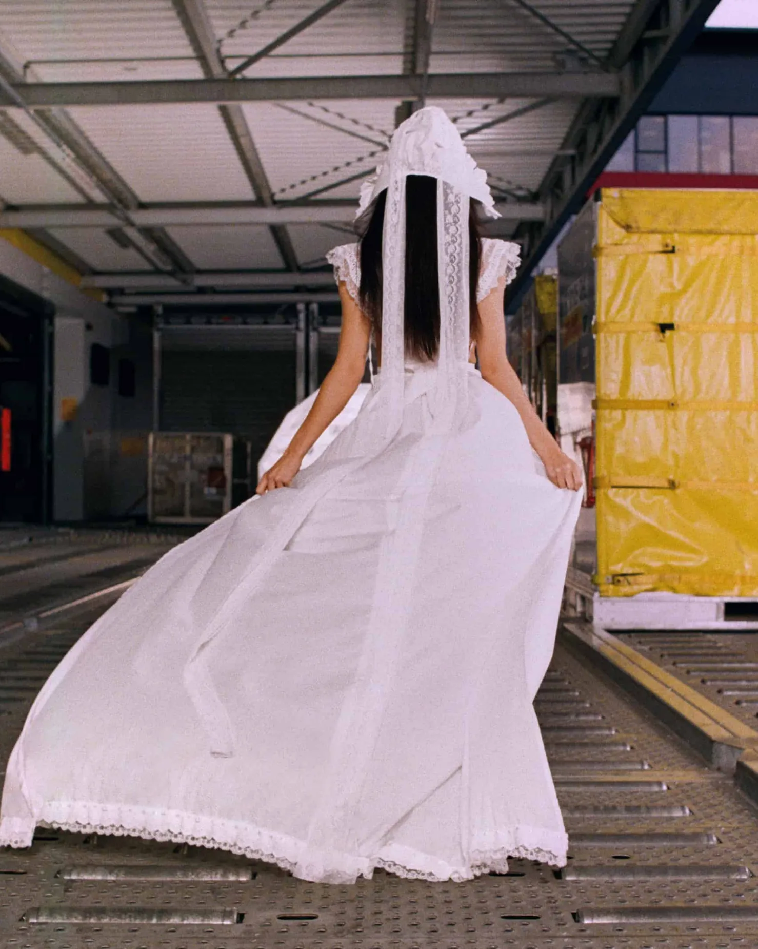 MaisonCléo Robes>LA POUPETTE DÉFILÉ LOOK 35 – Robe de mariée tablier dentelle EWEN en coton blanc