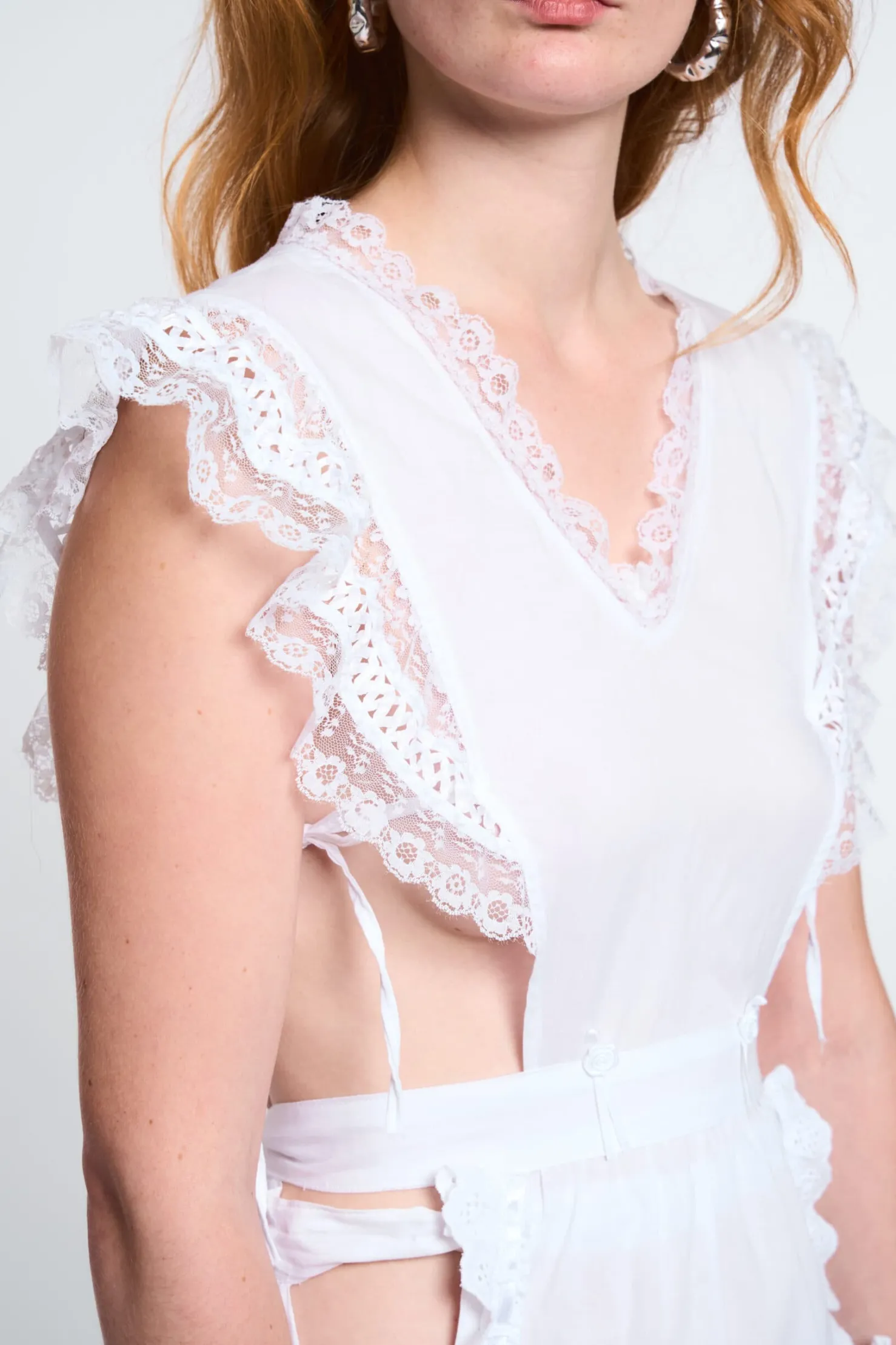 MaisonCléo Robes>LA POUPETTE DÉFILÉ LOOK 35 – Robe de mariée tablier dentelle EWEN en coton blanc