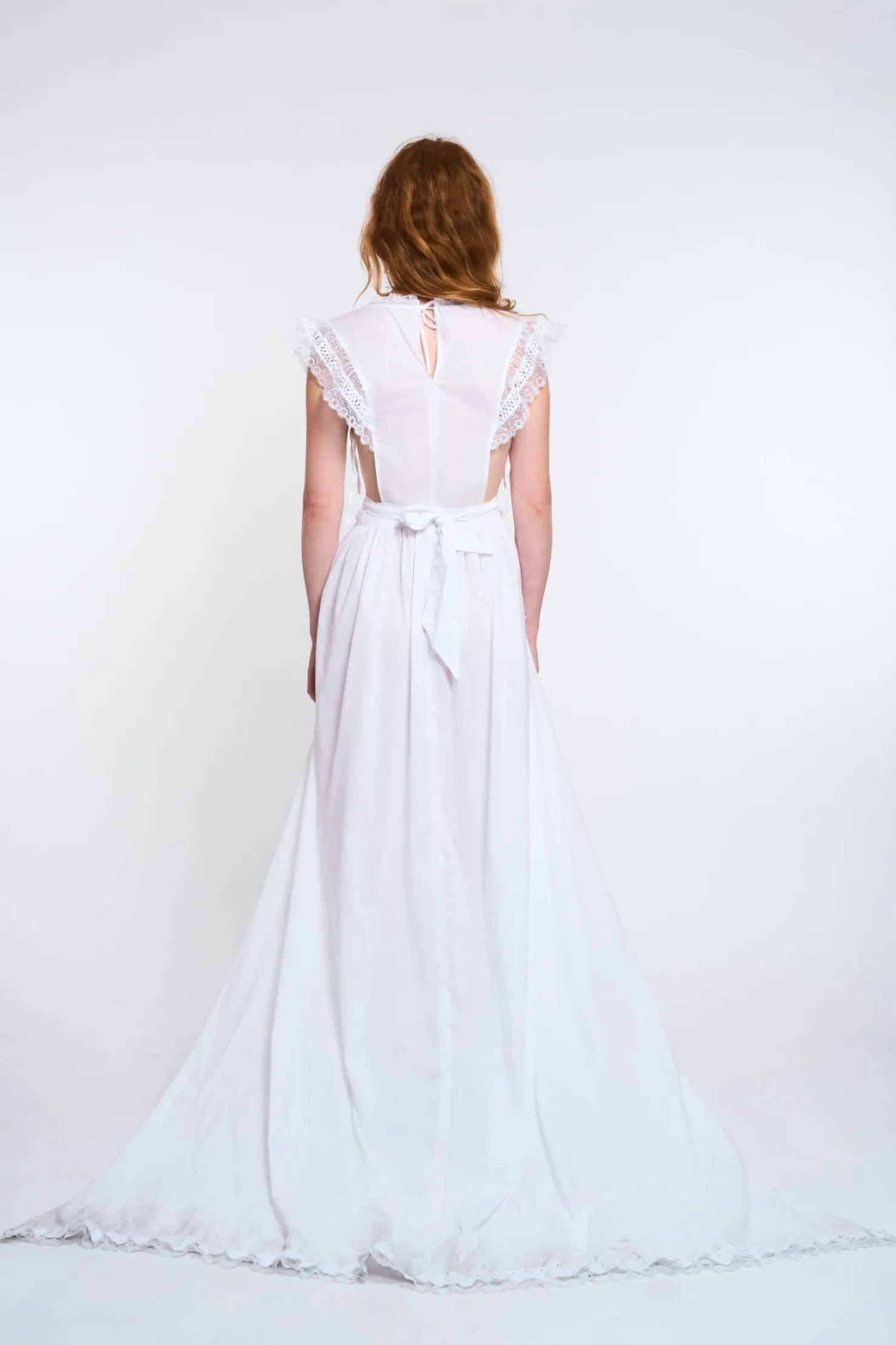 MaisonCléo Robes>LA POUPETTE DÉFILÉ LOOK 35 – Robe de mariée tablier dentelle EWEN en coton blanc