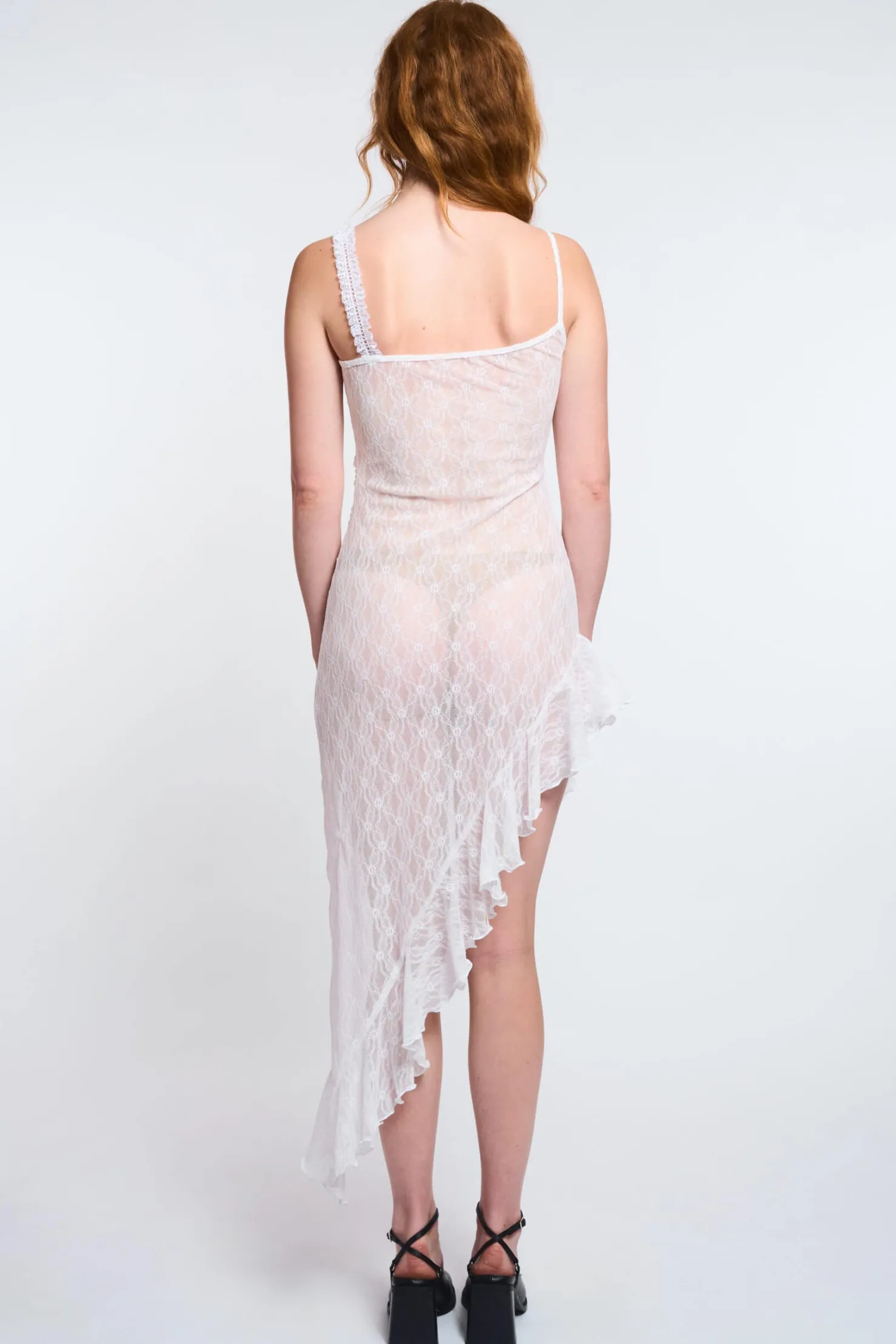 MaisonCléo Robes>LA POUPETTE DÉFILÉ LOOK 34 – Robe asymétrique IVY à volants en dentelle fleurie blanche