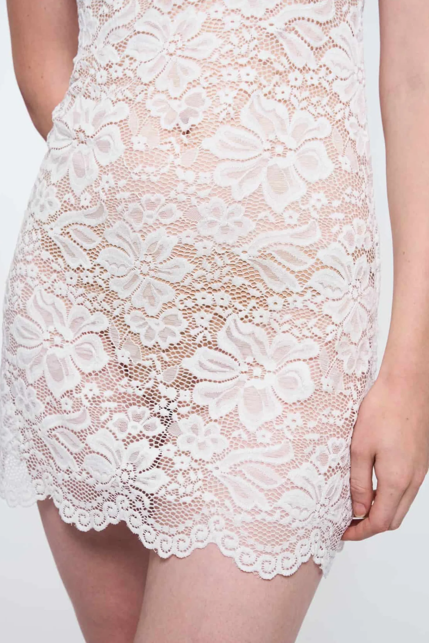 MaisonCléo Robes>LA POUPETTE DÉFILÉ LOOK 2 – Robe AELA en dentelle fleurie blanche petit noeud perle