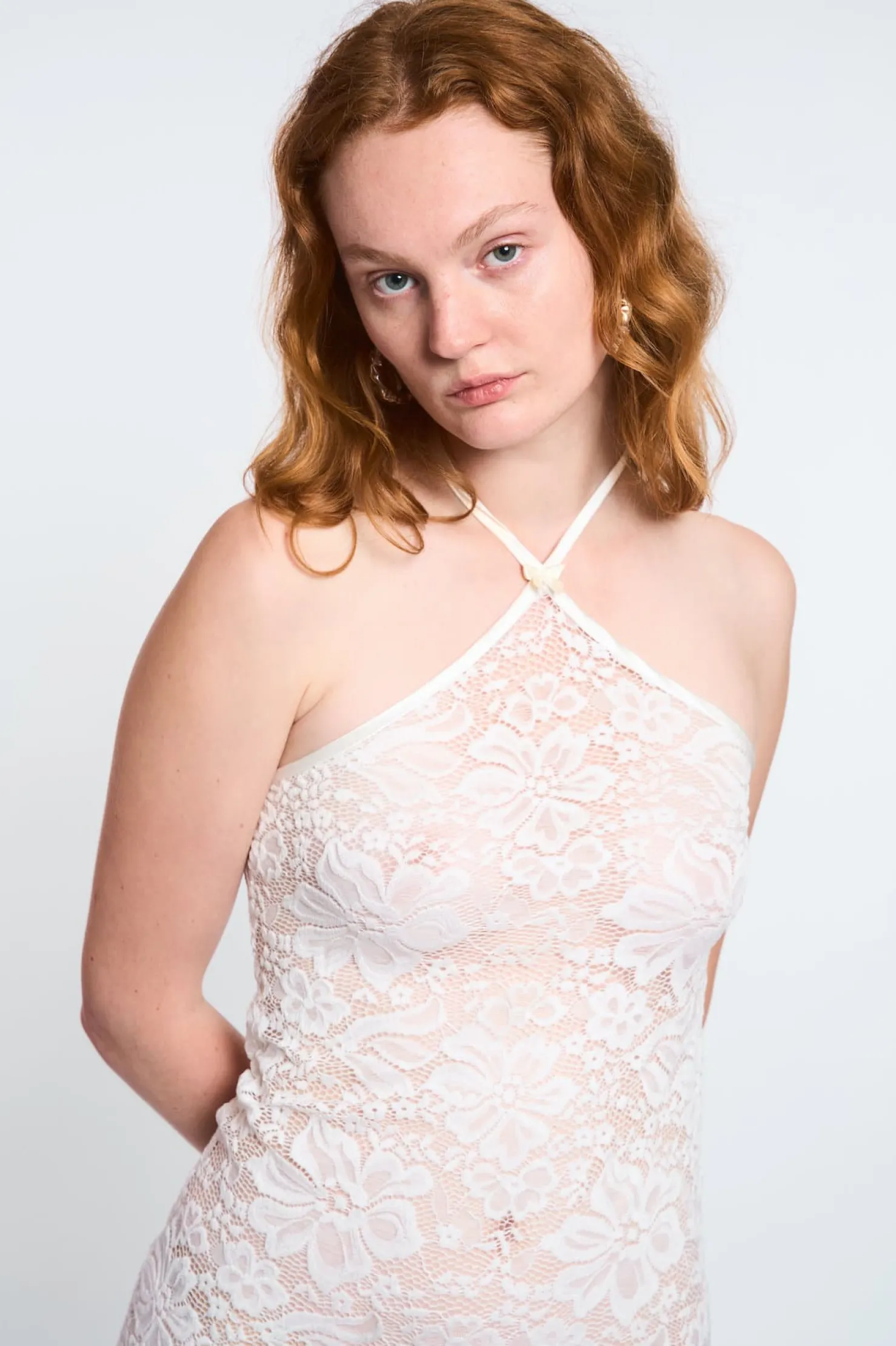MaisonCléo Robes>LA POUPETTE DÉFILÉ LOOK 2 – Robe AELA en dentelle fleurie blanche petit noeud perle