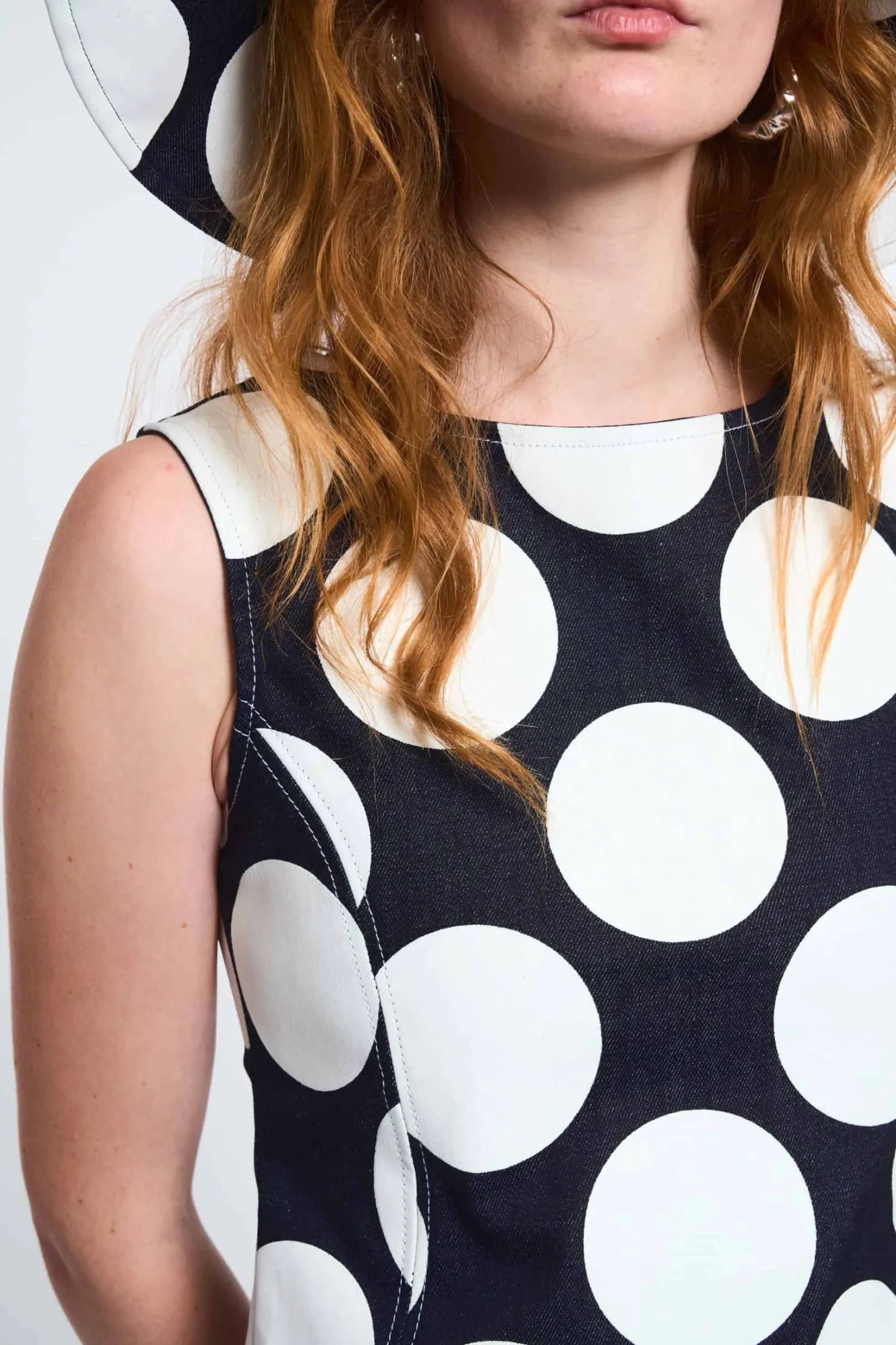 MaisonCléo Robes>LA POUPETTE DÉFILÉ LOOK 16 – Robe NATASHA en denim marine et pois blancs