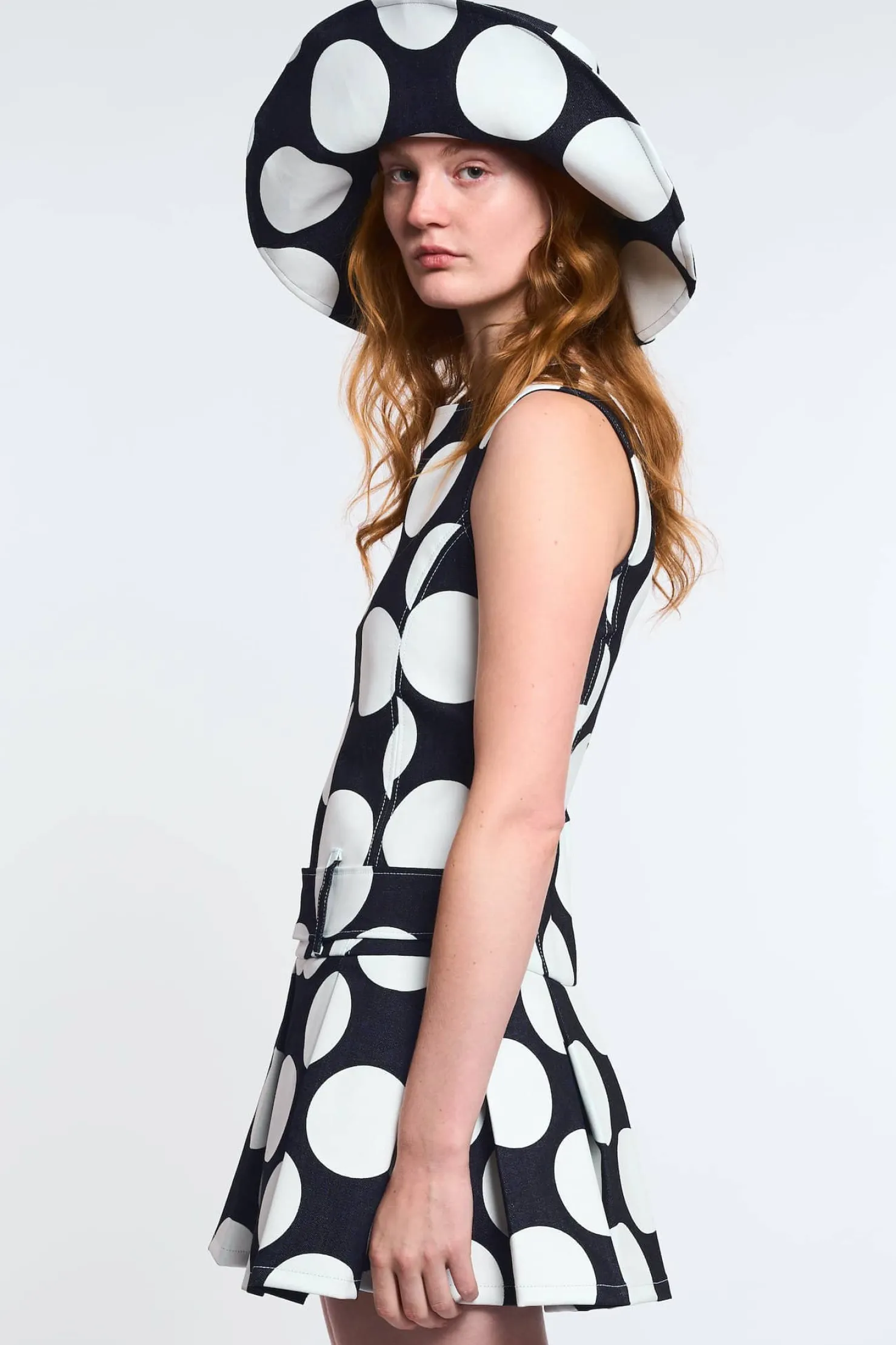 MaisonCléo Robes>LA POUPETTE DÉFILÉ LOOK 16 – Robe NATASHA en denim marine et pois blancs