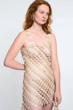 MaisonCléo Robes>LA POUPETTE DÉFILÉ LOOK 23 – Robe LENAIG en crochet fleurie beige et dorée brillante