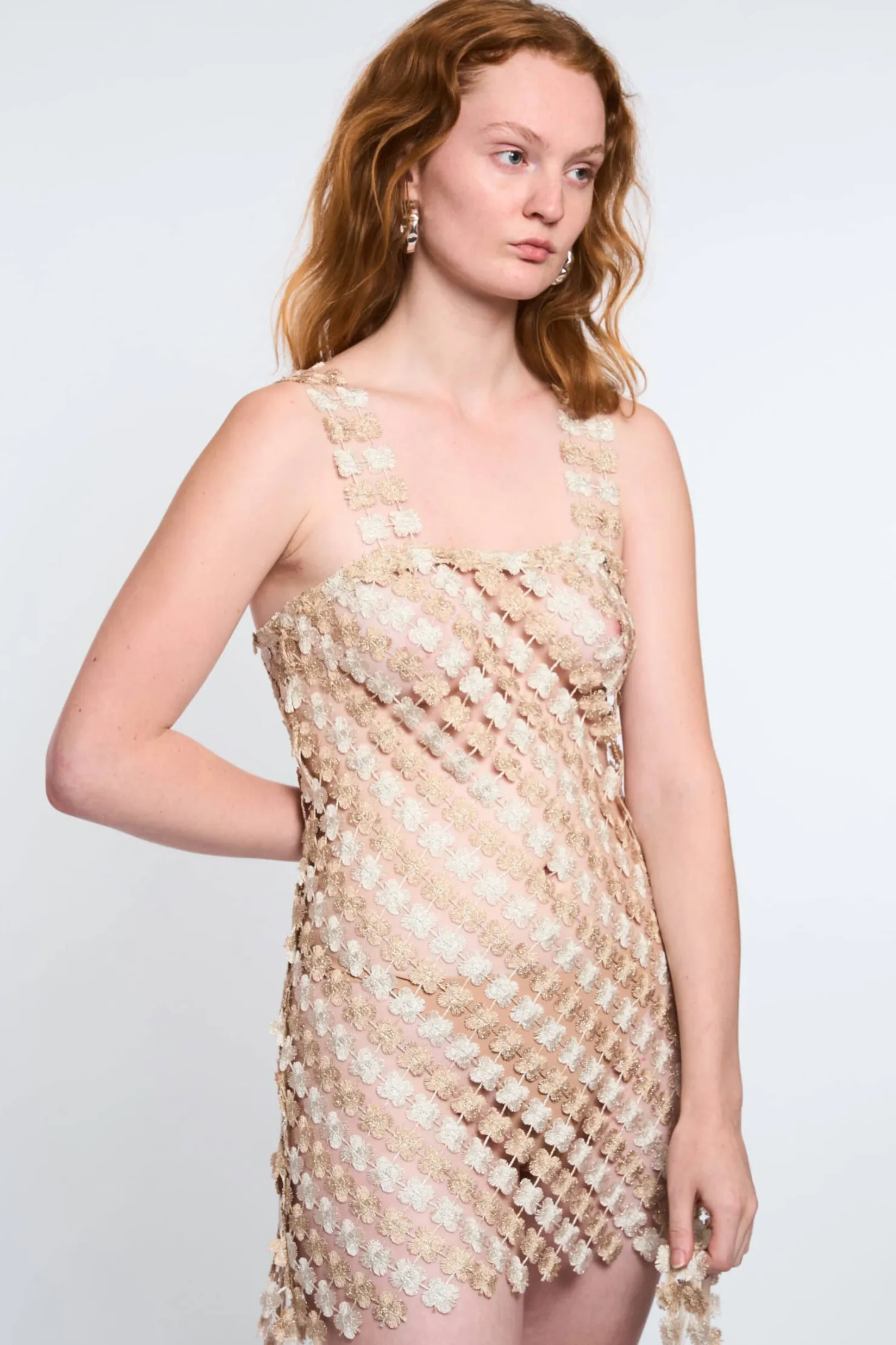MaisonCléo Robes>LA POUPETTE DÉFILÉ LOOK 23 – Robe LENAIG en crochet fleurie beige et dorée brillante