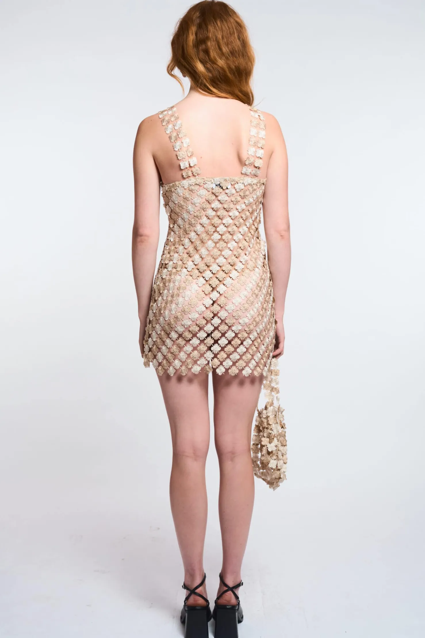 MaisonCléo Robes>LA POUPETTE DÉFILÉ LOOK 23 – Robe LENAIG en crochet fleurie beige et dorée brillante