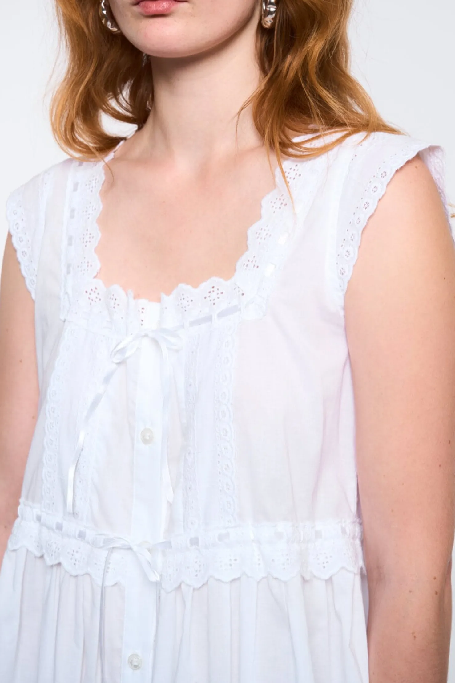 MaisonCléo Robes>LA POUPETTE DÉFILÉ LOOK 12 – Robe en coton blanc boutonnée avec broderies et liens TIPHAINE