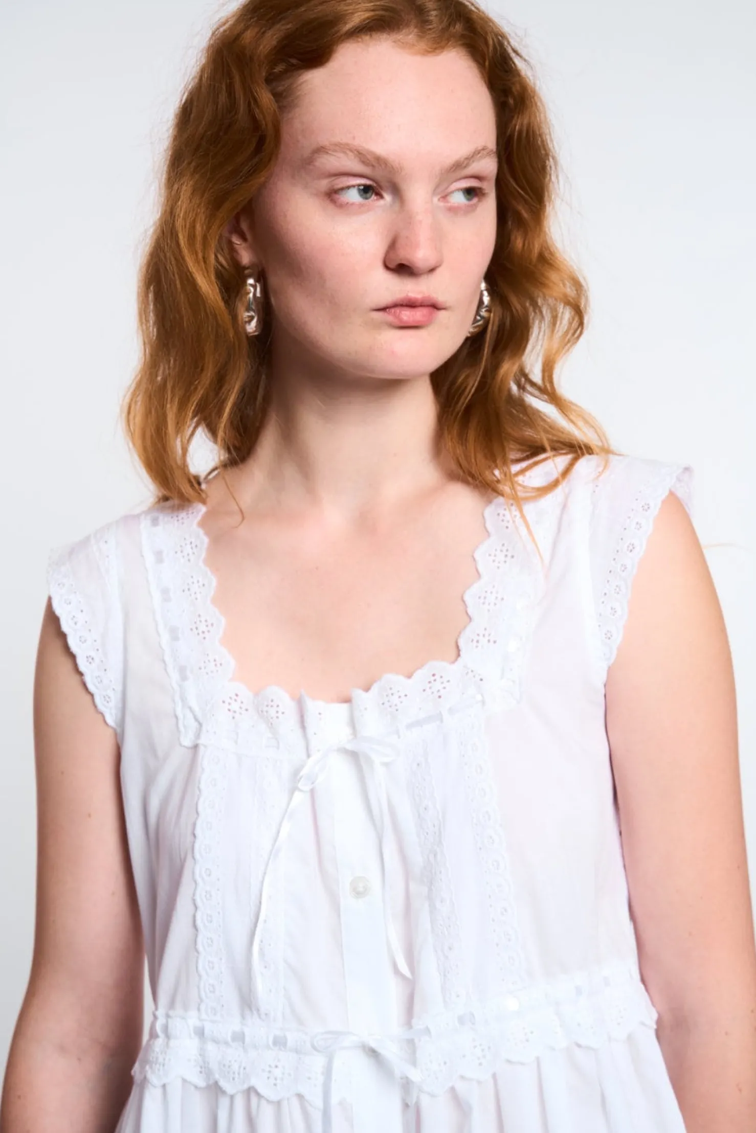 MaisonCléo Robes>LA POUPETTE DÉFILÉ LOOK 12 – Robe en coton blanc boutonnée avec broderies et liens TIPHAINE