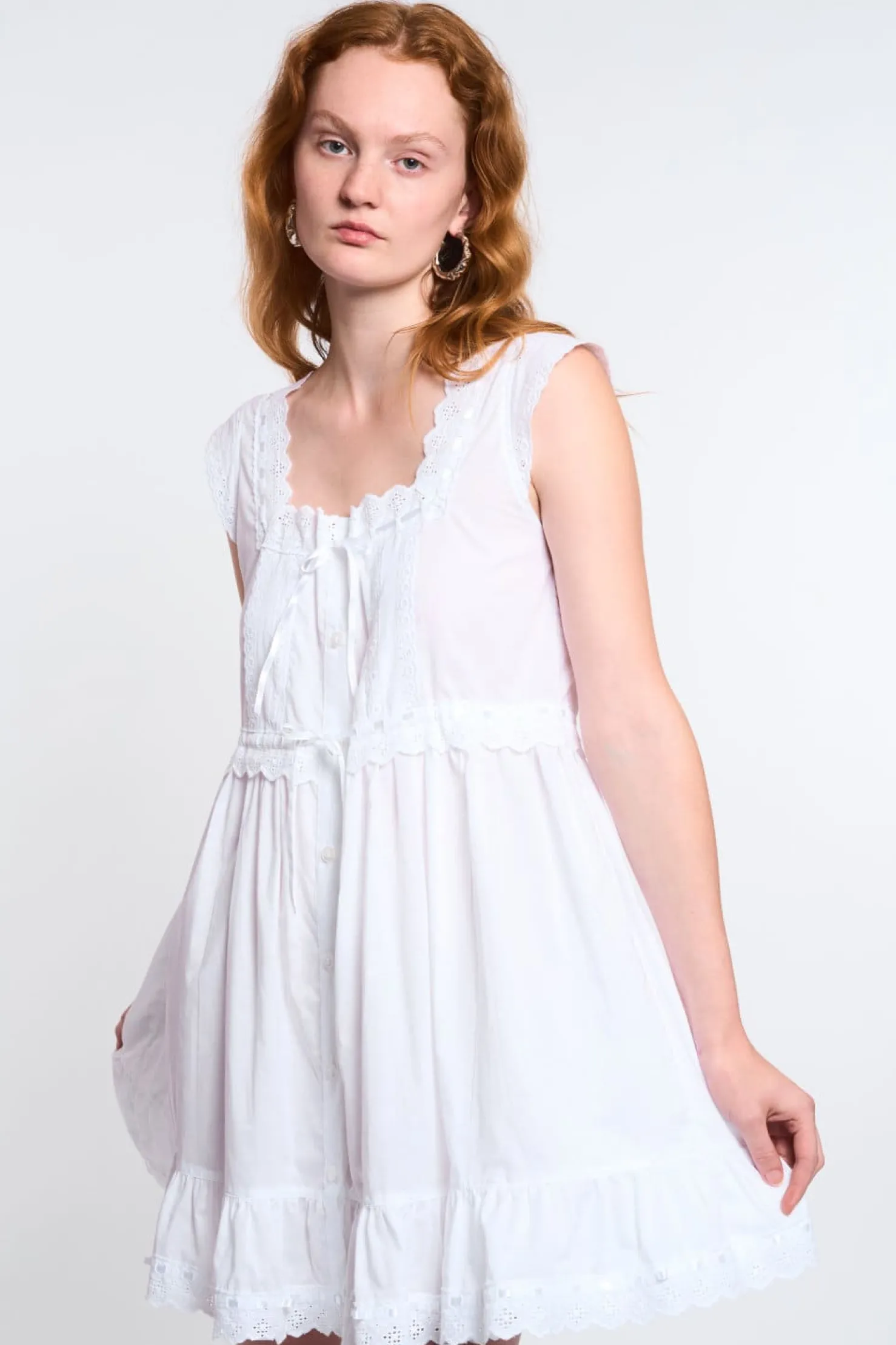 MaisonCléo Robes>LA POUPETTE DÉFILÉ LOOK 12 – Robe en coton blanc boutonnée avec broderies et liens TIPHAINE