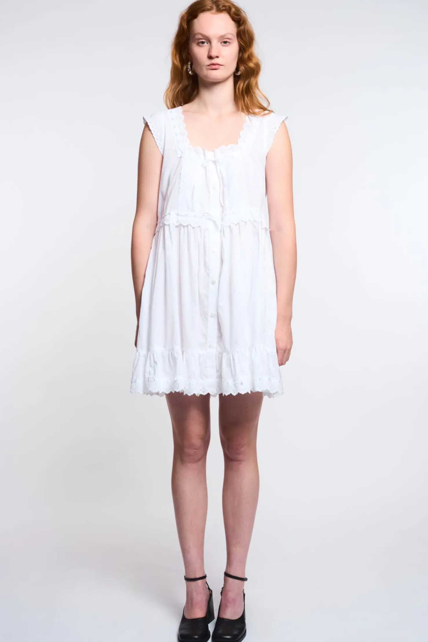 MaisonCléo Robes>LA POUPETTE DÉFILÉ LOOK 12 – Robe en coton blanc boutonnée avec broderies et liens TIPHAINE