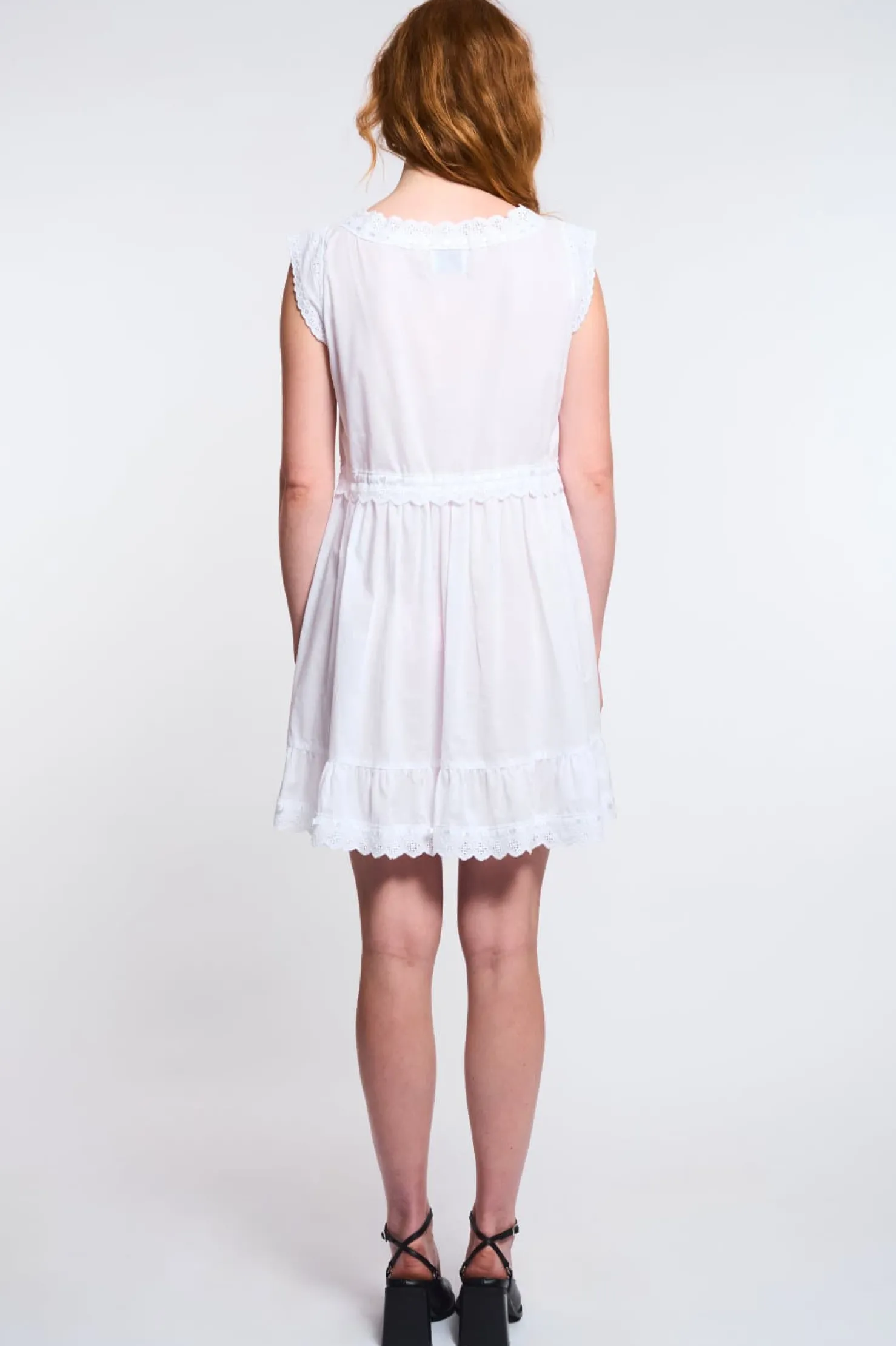 MaisonCléo Robes>LA POUPETTE DÉFILÉ LOOK 12 – Robe en coton blanc boutonnée avec broderies et liens TIPHAINE