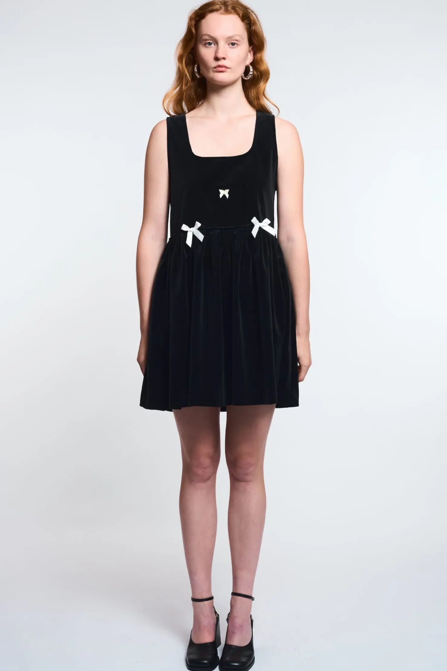 MaisonCléo Robes>LA POUPETTE DÉFILÉ LOOK 6 – Robe en velours noir BRIANNE avec noeuds en satin
