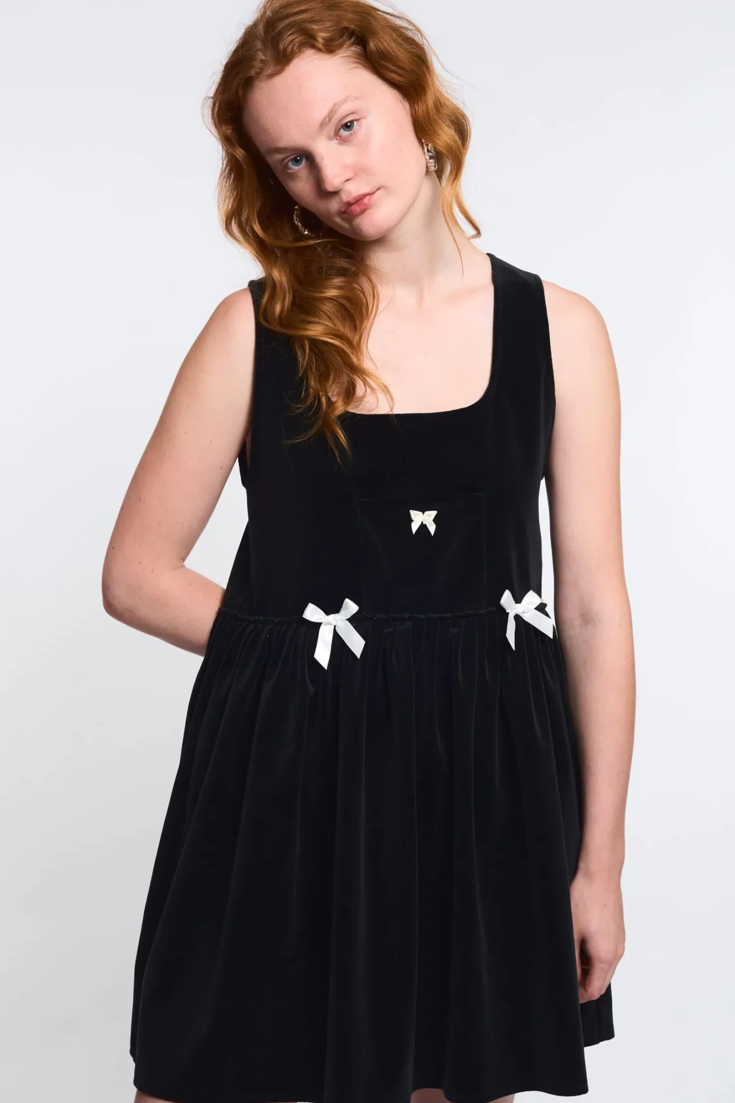 MaisonCléo Robes>LA POUPETTE DÉFILÉ LOOK 6 – Robe en velours noir BRIANNE avec noeuds en satin