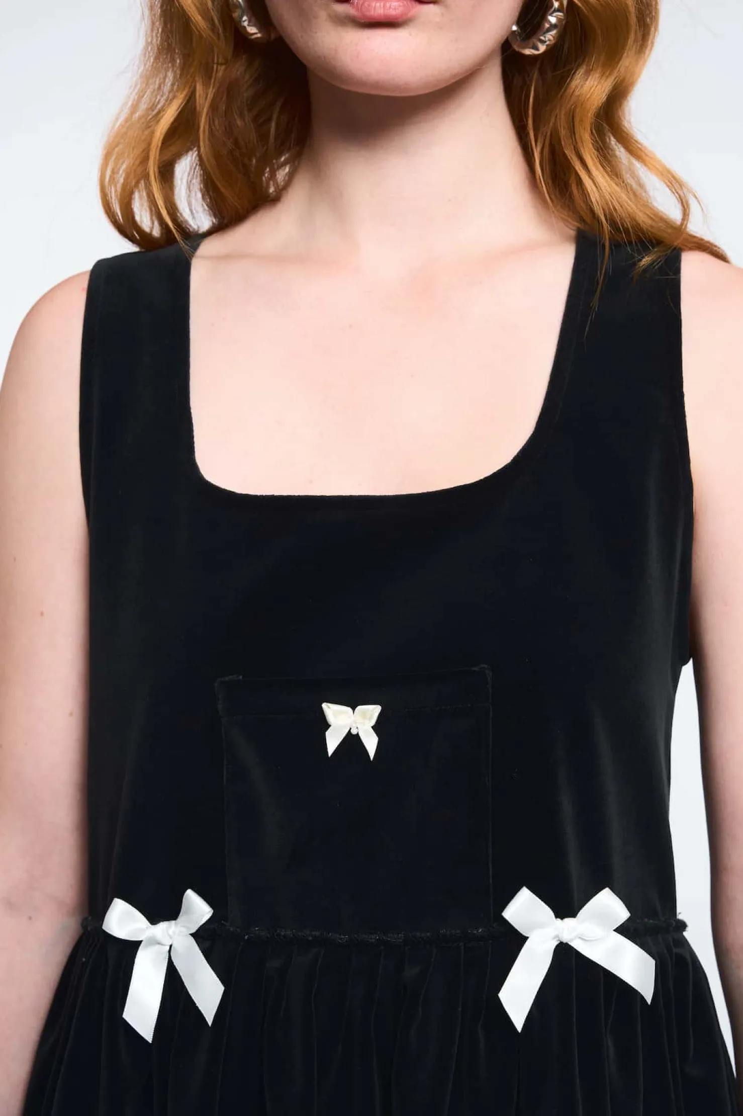 MaisonCléo Robes>LA POUPETTE DÉFILÉ LOOK 6 – Robe en velours noir BRIANNE avec noeuds en satin