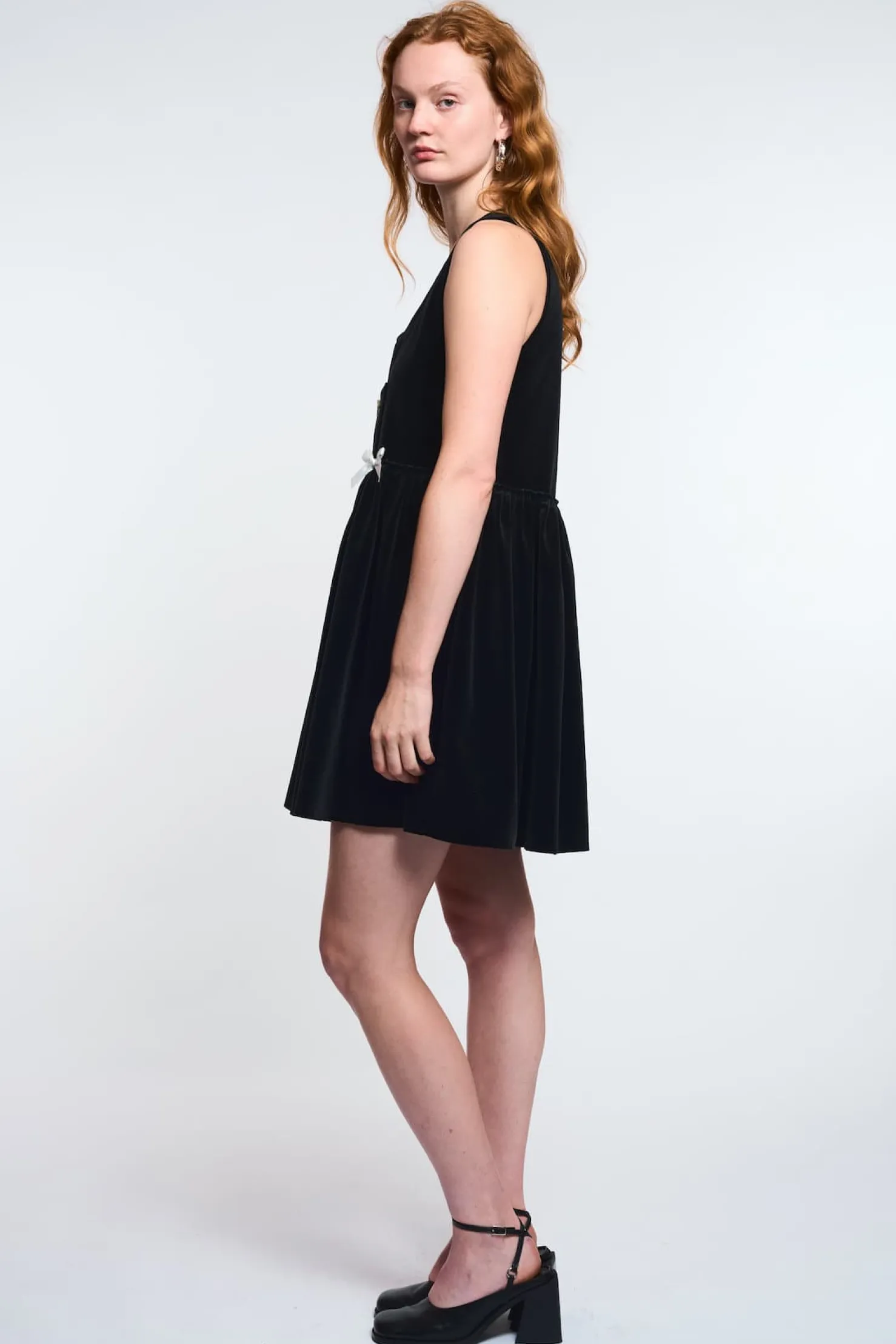 MaisonCléo Robes>LA POUPETTE DÉFILÉ LOOK 6 – Robe en velours noir BRIANNE avec noeuds en satin