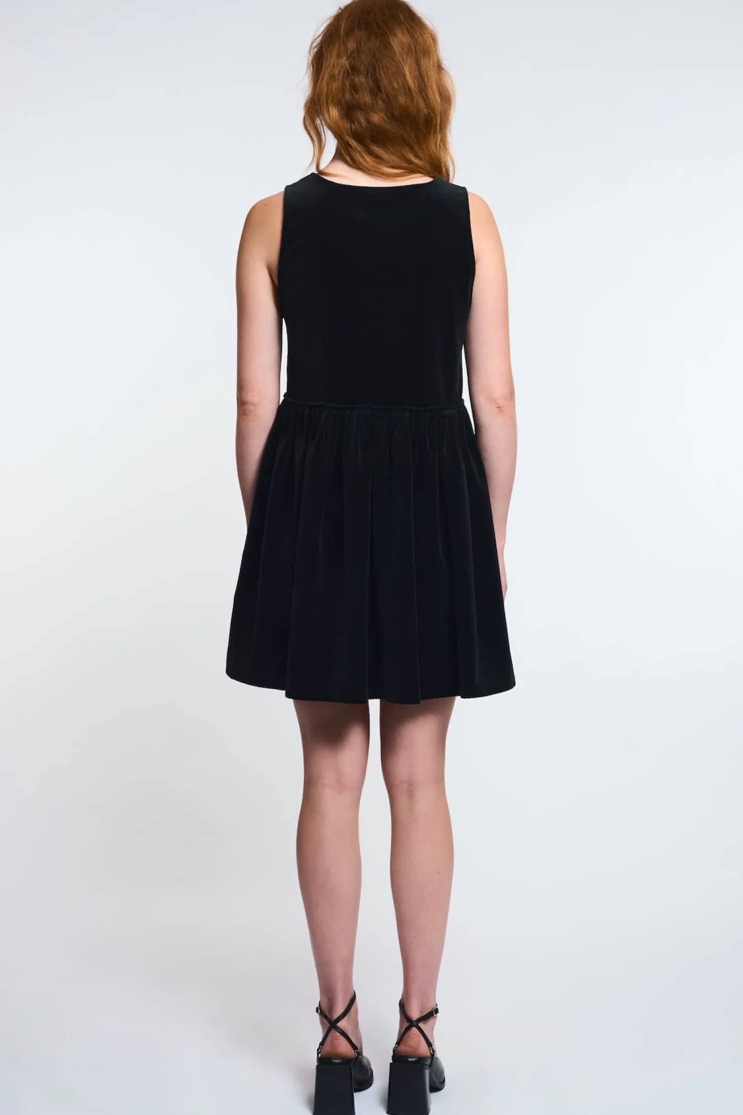 MaisonCléo Robes>LA POUPETTE DÉFILÉ LOOK 6 – Robe en velours noir BRIANNE avec noeuds en satin