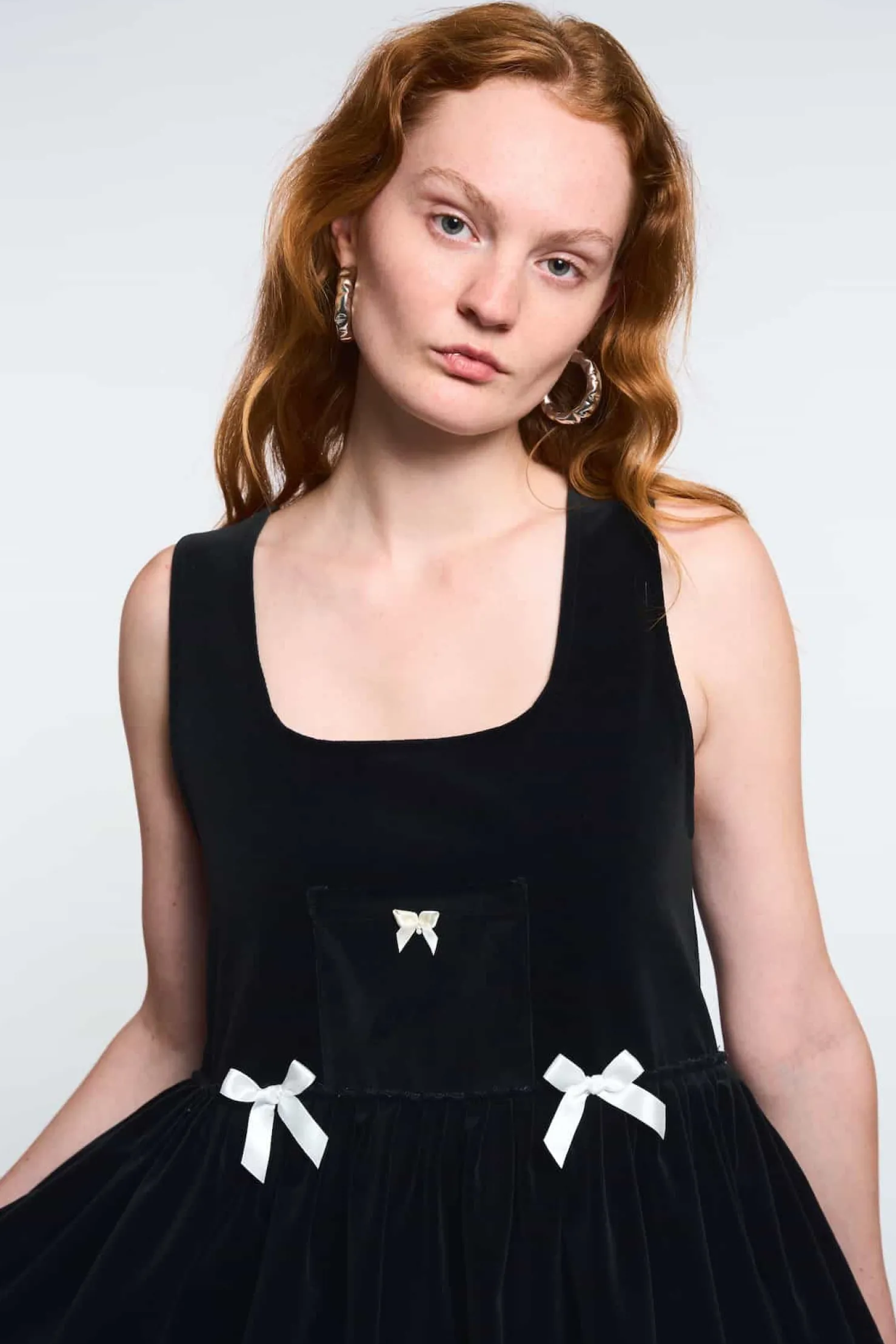 MaisonCléo Robes>LA POUPETTE DÉFILÉ LOOK 6 – Robe en velours noir BRIANNE avec noeuds en satin