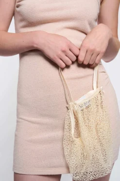 MaisonCléo Sacs>LA POUPETTE DÉFILÉ LOOK 24 – Sac en crochet beige FANTIG avec anses satinée