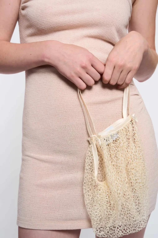 MaisonCléo Sacs>LA POUPETTE DÉFILÉ LOOK 24 – Sac en crochet beige FANTIG avec anses satinée