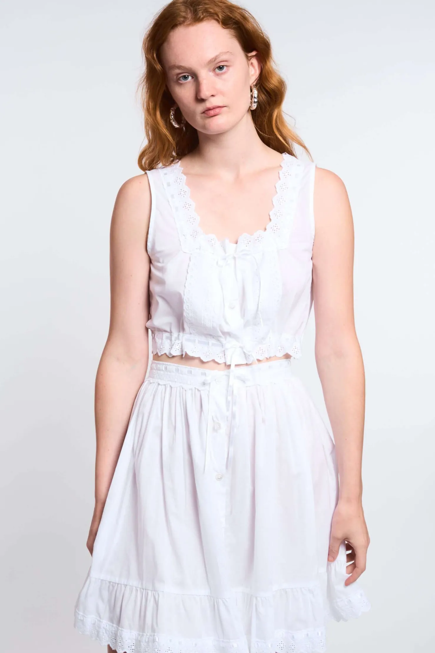 MaisonCléo Tops>LA POUPETTE DÉFILÉ LOOK 8 – Top JUNA sans manches avec broderies dentelles JUNA
