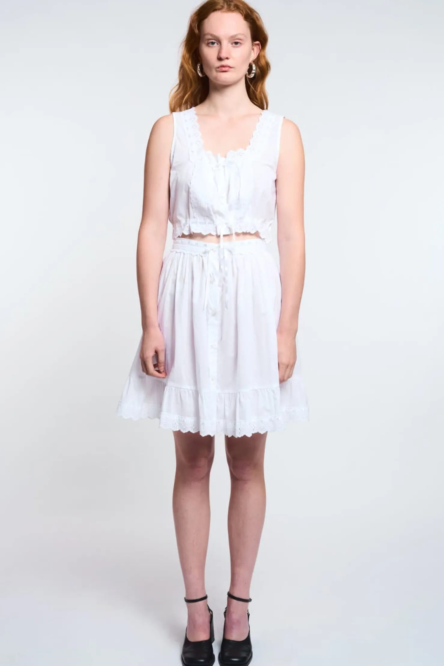 MaisonCléo Tops>LA POUPETTE DÉFILÉ LOOK 8 – Top JUNA sans manches avec broderies dentelles JUNA