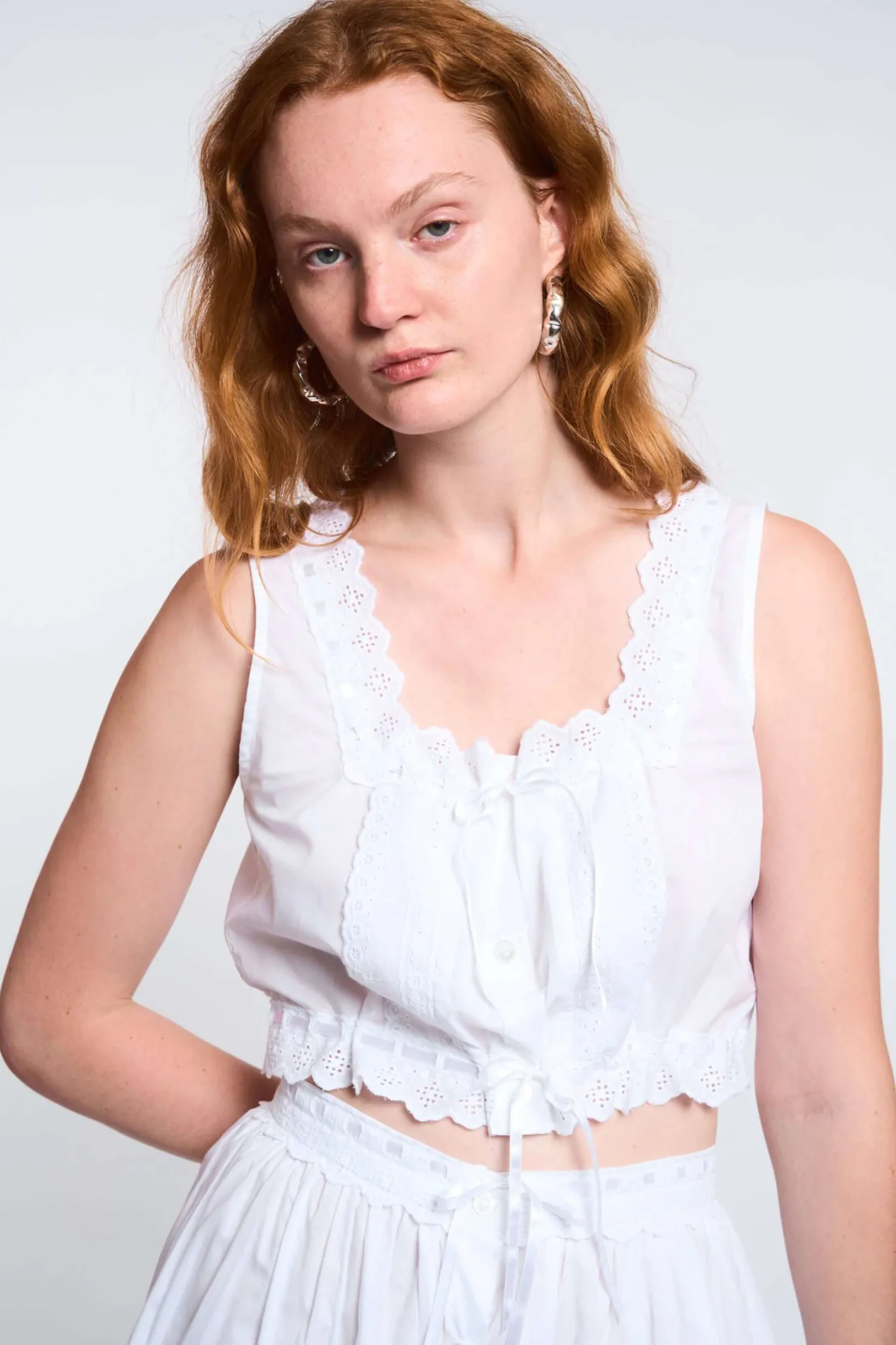 MaisonCléo Tops>LA POUPETTE DÉFILÉ LOOK 8 – Top JUNA sans manches avec broderies dentelles JUNA