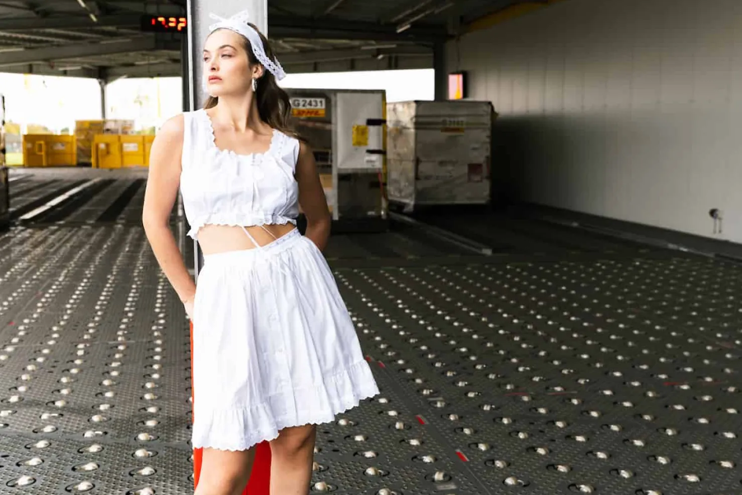 MaisonCléo Tops>LA POUPETTE DÉFILÉ LOOK 8 – Top JUNA sans manches avec broderies dentelles JUNA