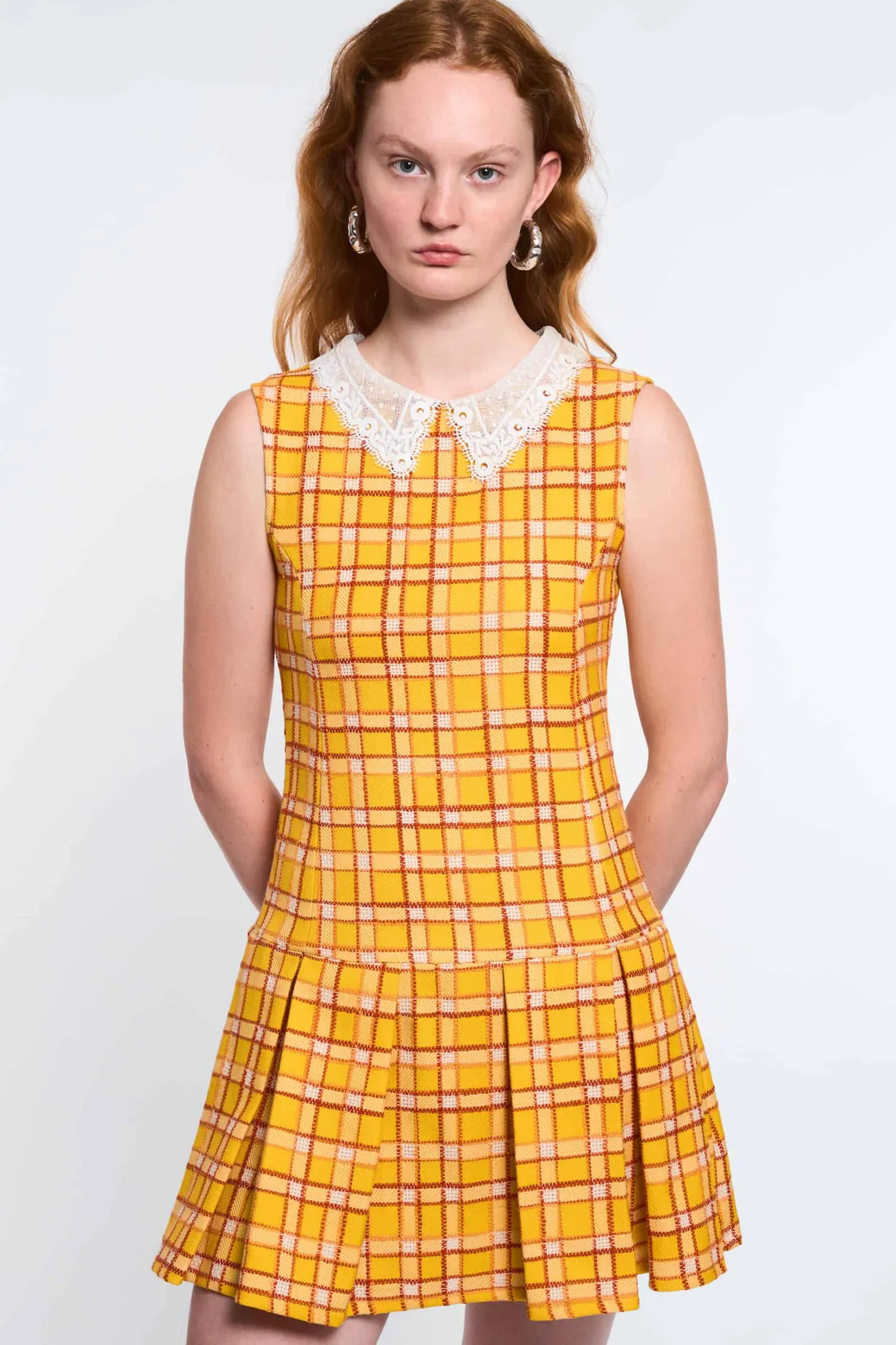 MaisonCléo Robes>LA POUPETTE DÉFILÉ LOOK 25- Robe Natasha plissée sans manches jaune tartan avec col dentelle