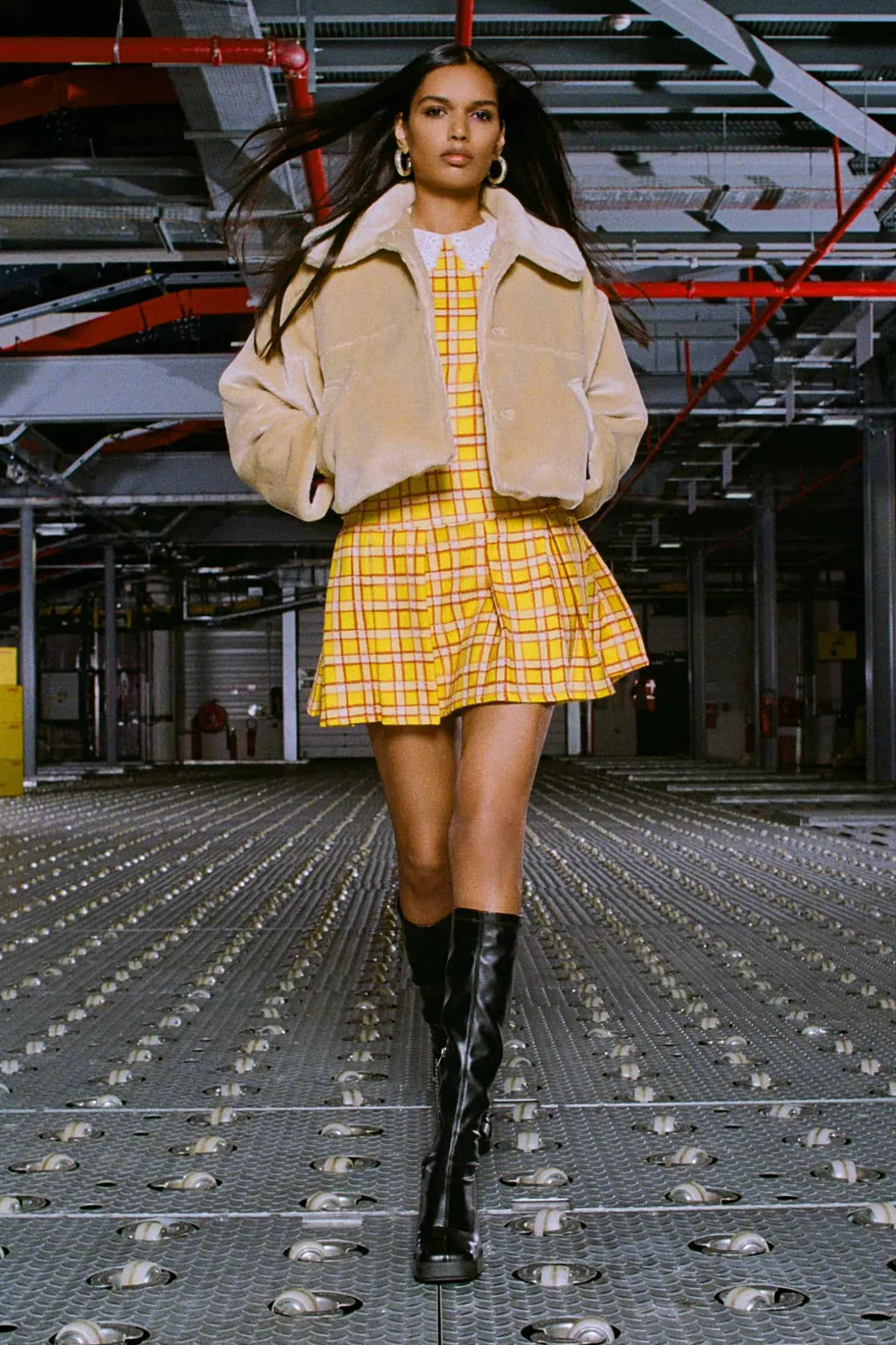 MaisonCléo Robes>LA POUPETTE DÉFILÉ LOOK 25- Robe Natasha plissée sans manches jaune tartan avec col dentelle