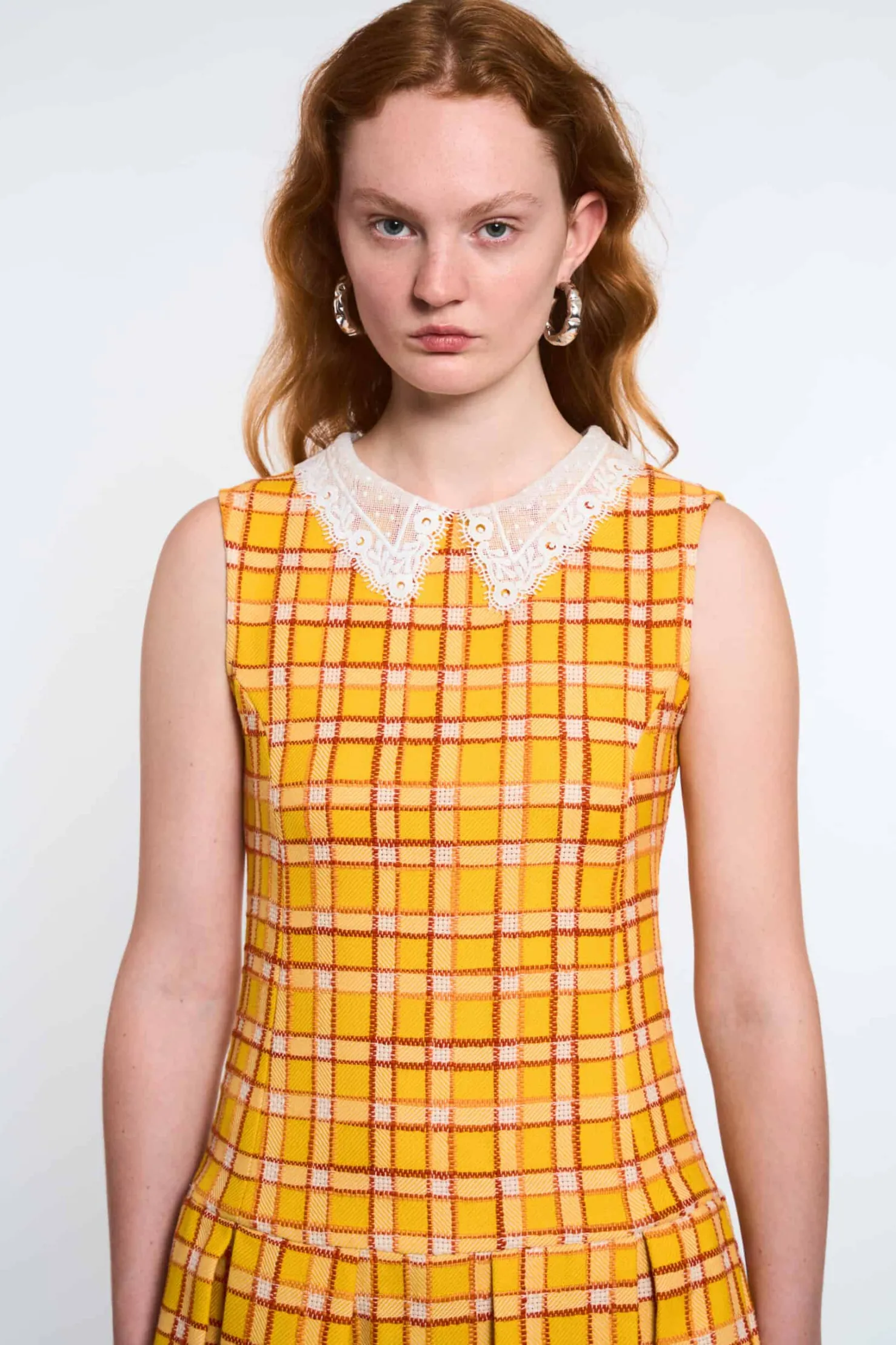 MaisonCléo Robes>LA POUPETTE DÉFILÉ LOOK 25- Robe Natasha plissée sans manches jaune tartan avec col dentelle