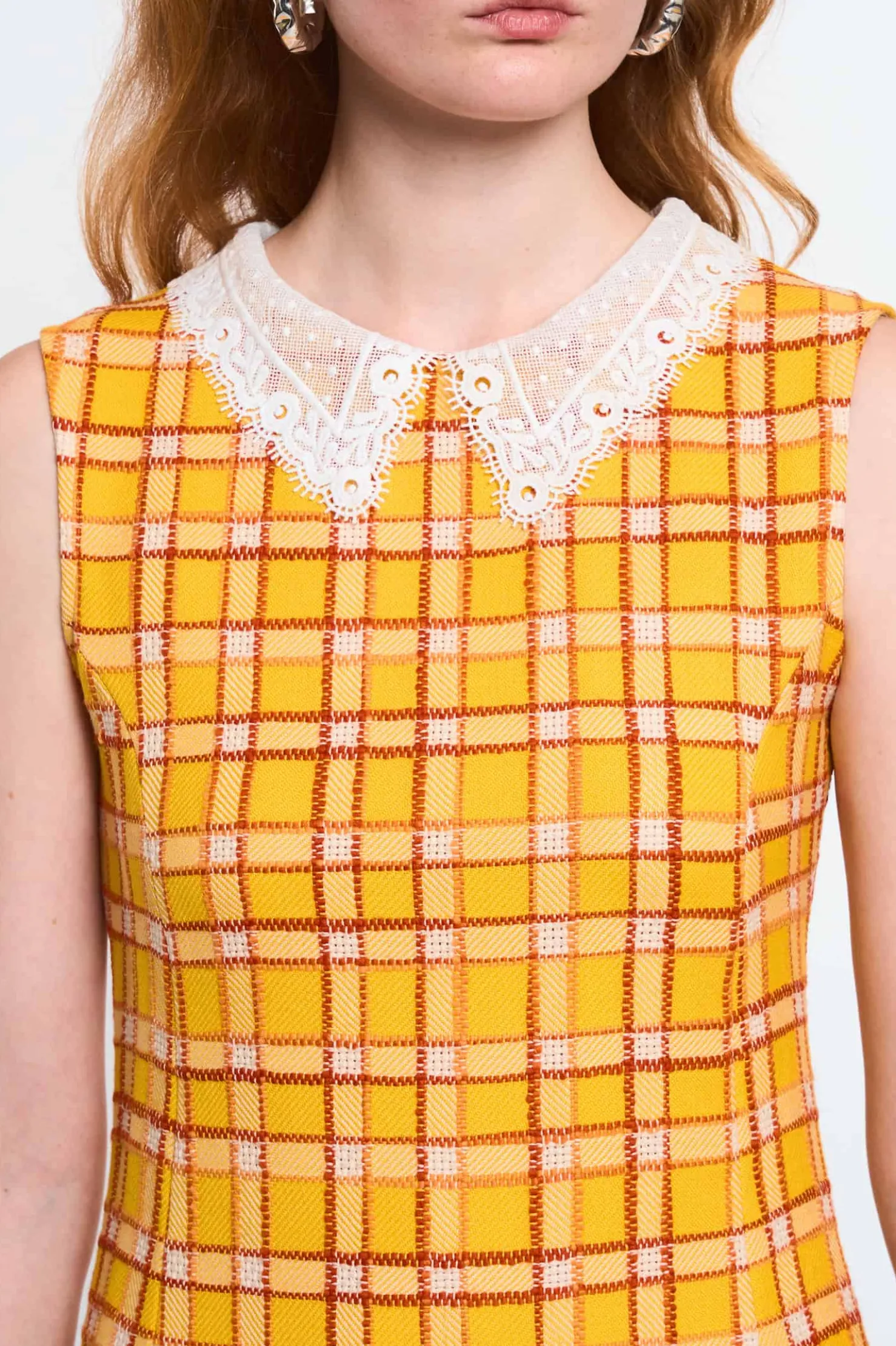 MaisonCléo Robes>LA POUPETTE DÉFILÉ LOOK 25- Robe Natasha plissée sans manches jaune tartan avec col dentelle