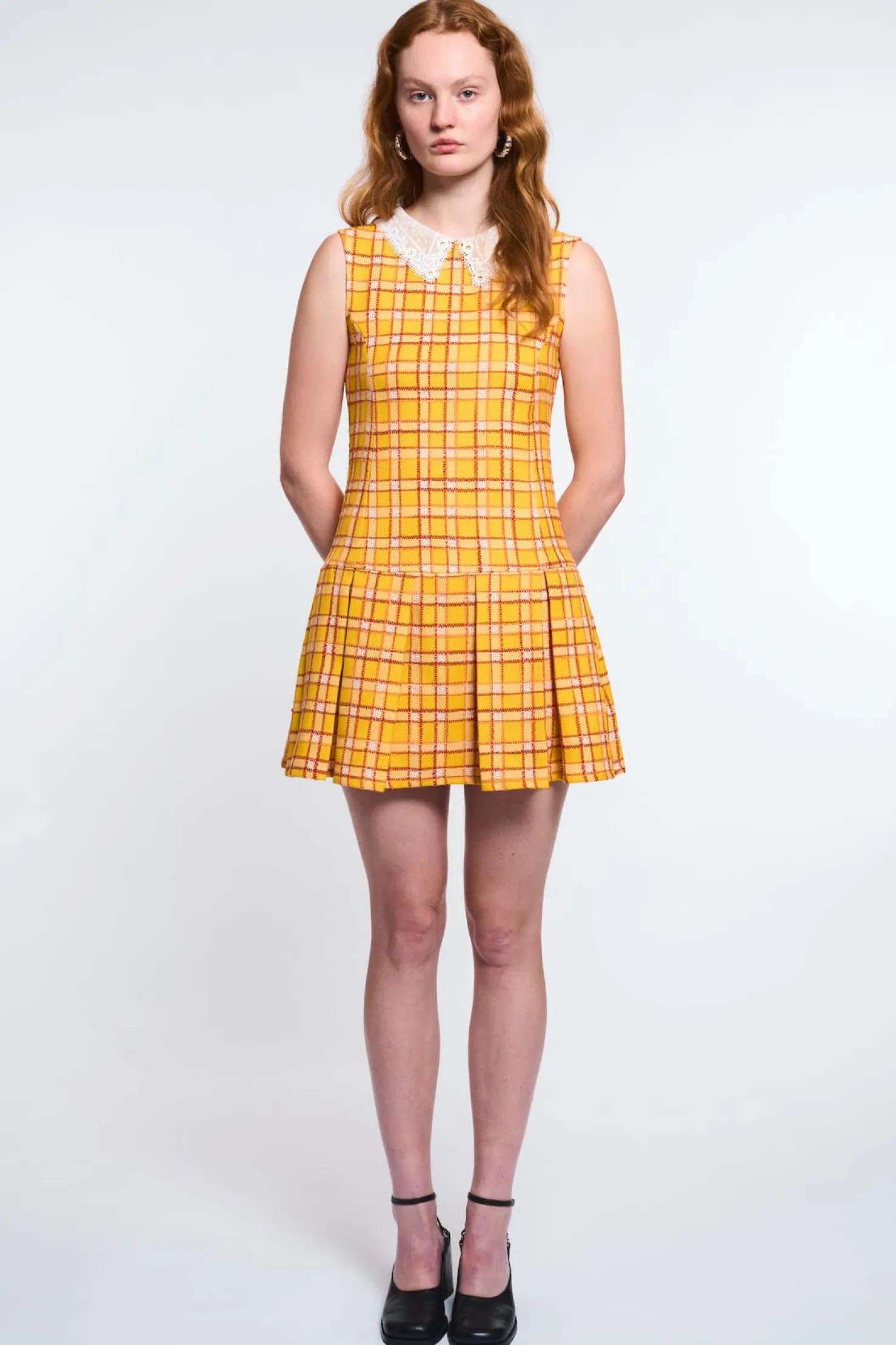 MaisonCléo Robes>LA POUPETTE DÉFILÉ LOOK 25- Robe Natasha plissée sans manches jaune tartan avec col dentelle